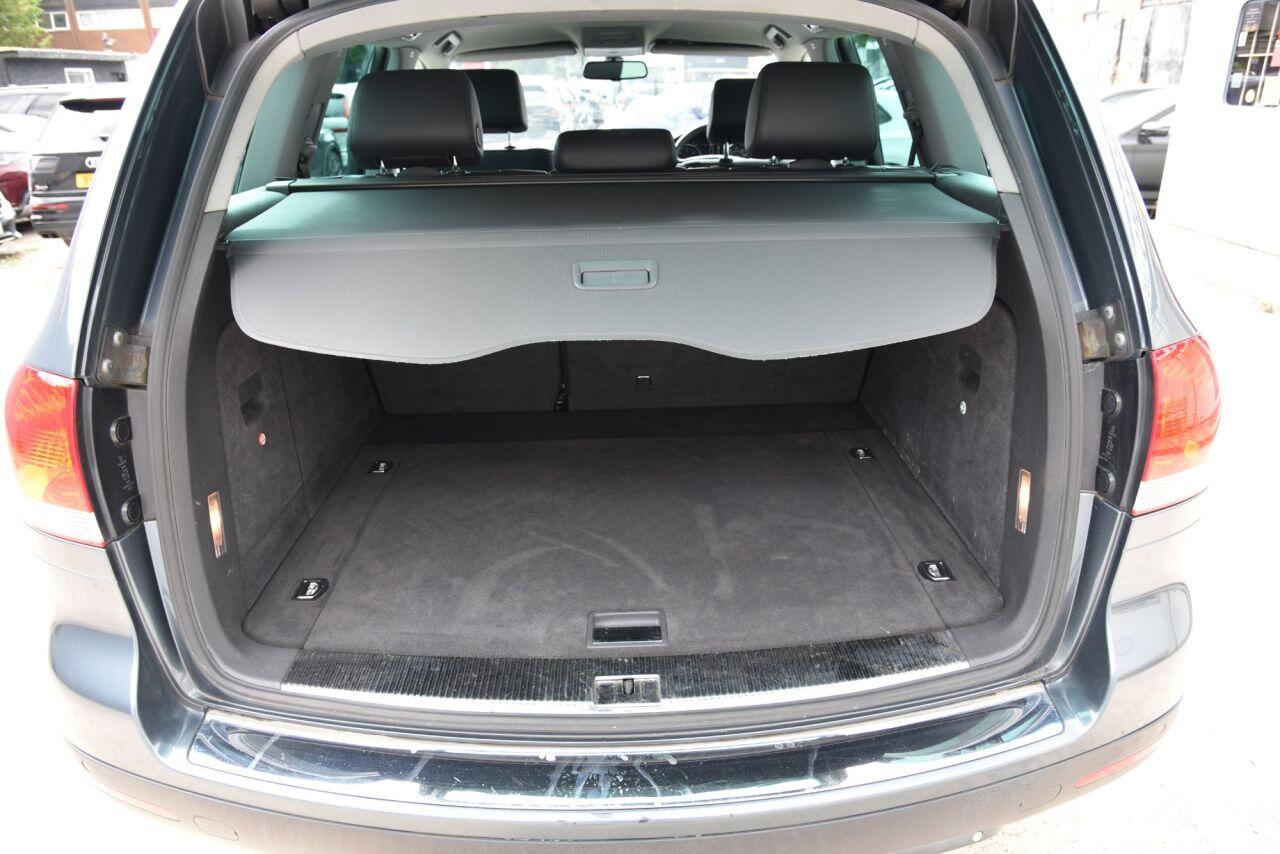 Volkswagen Touareg view 44