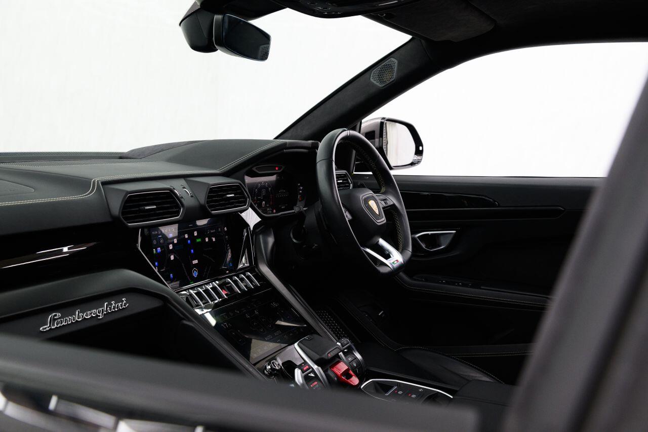 Lamborghini Urus view 72