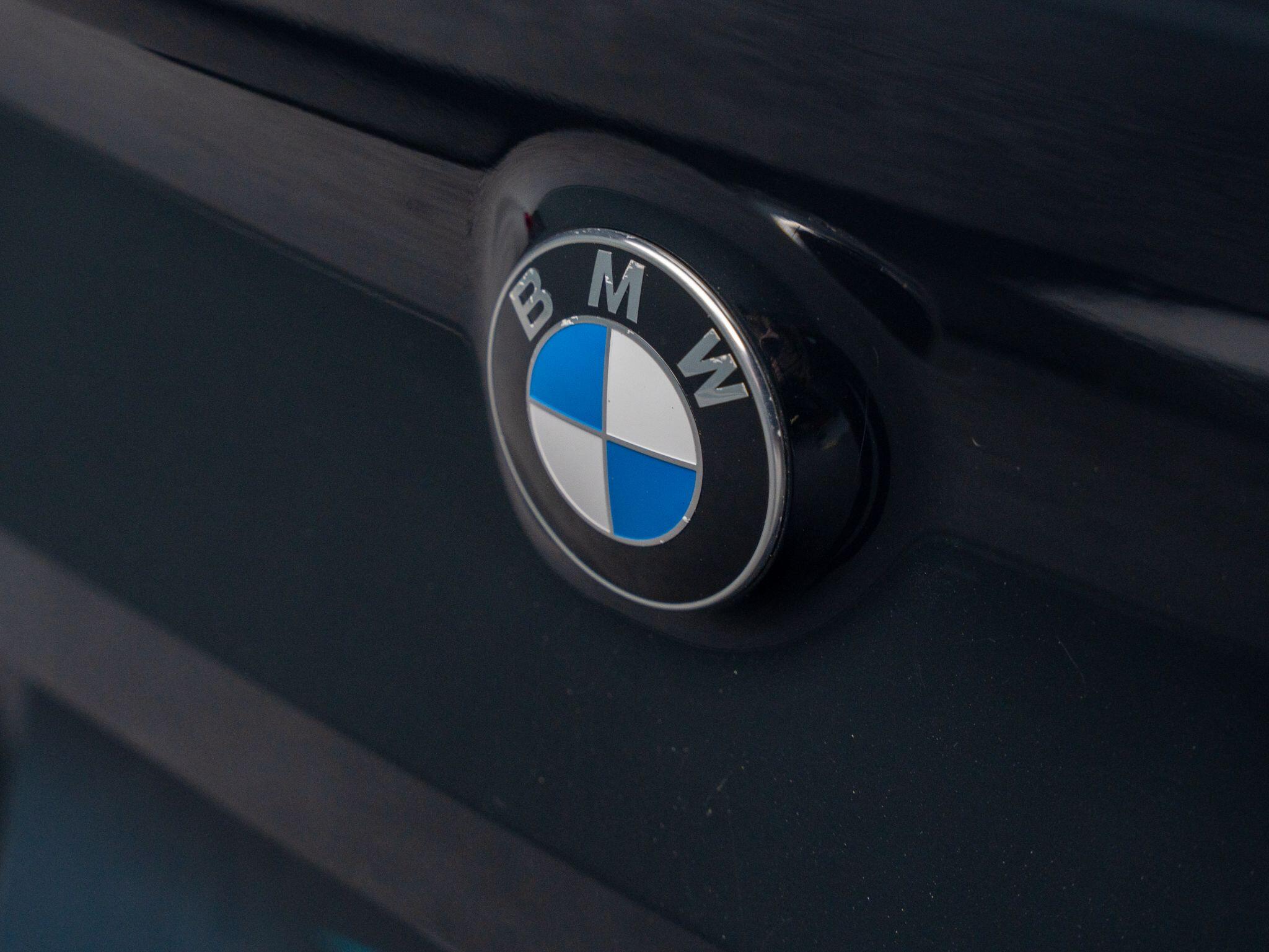 BMW 8 Series view 23