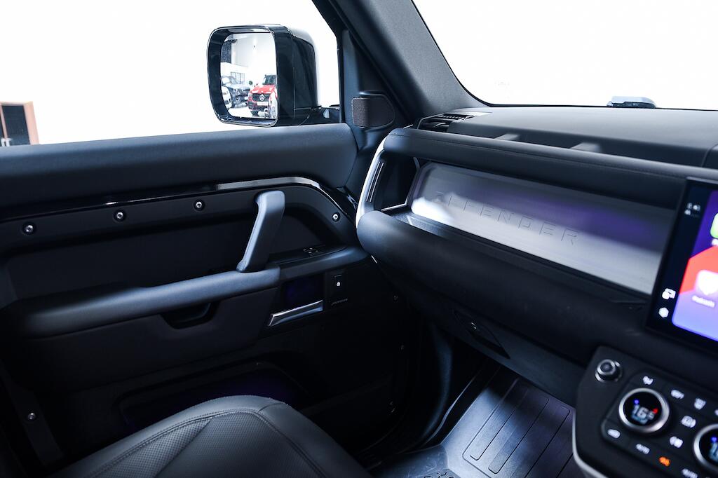 Land Rover Defender view 20