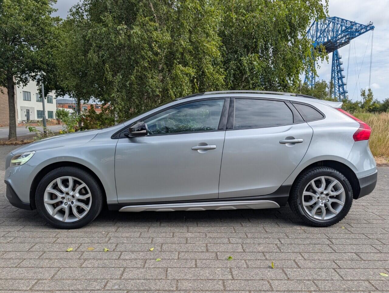Volvo V40 Cross Country view 44