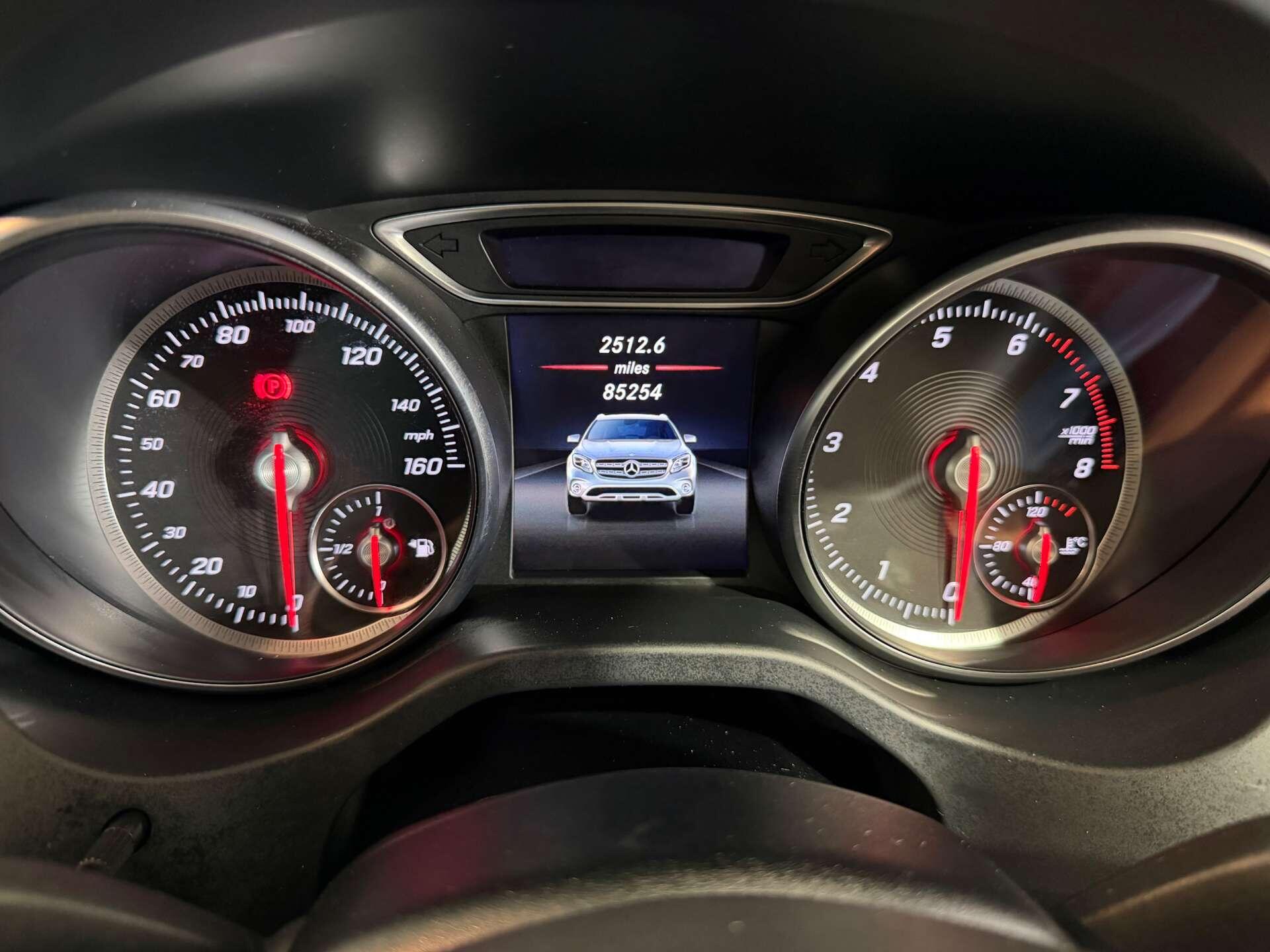 Mercedes-Benz GLA view 17