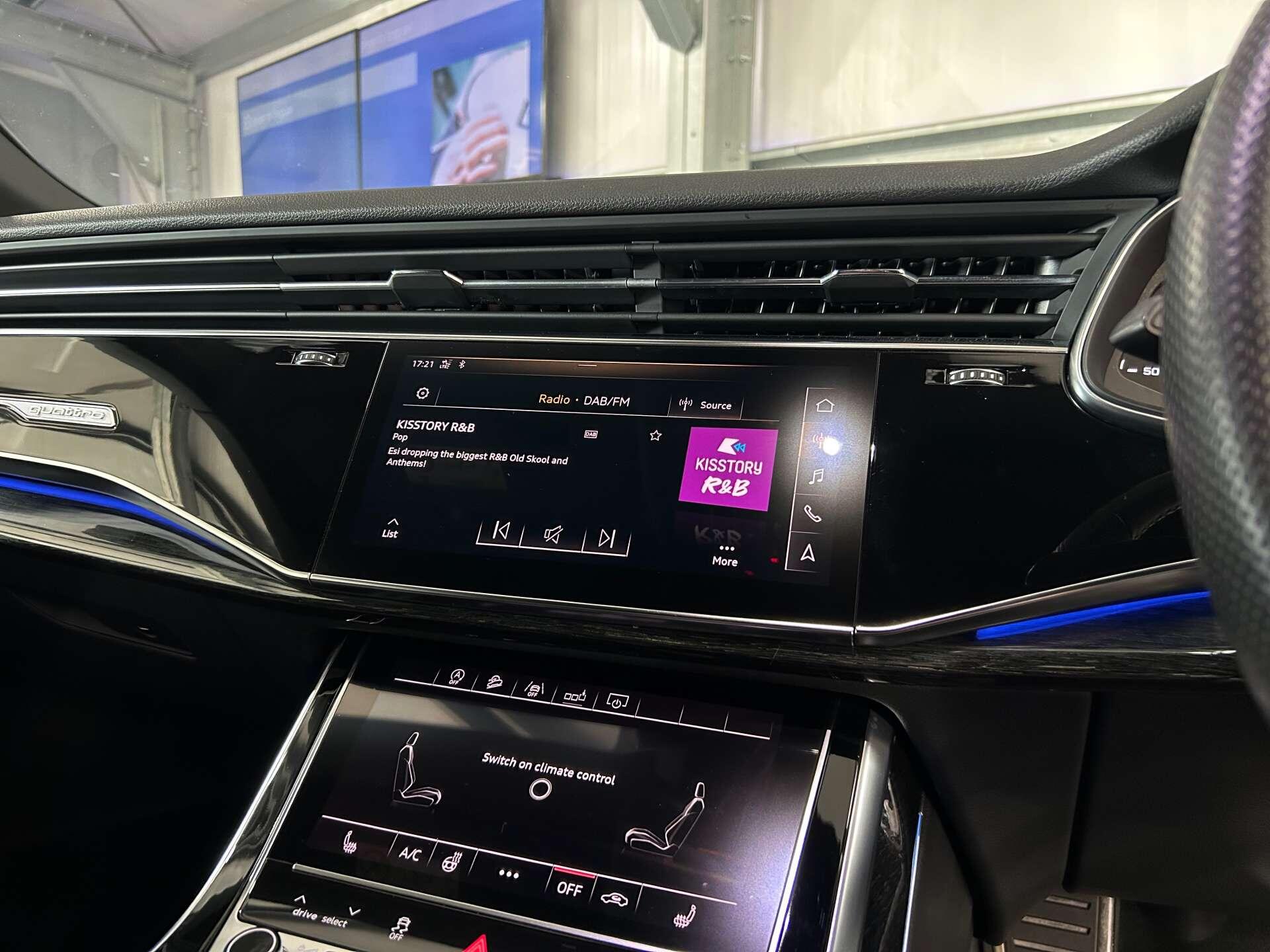 Audi Q8 view 37