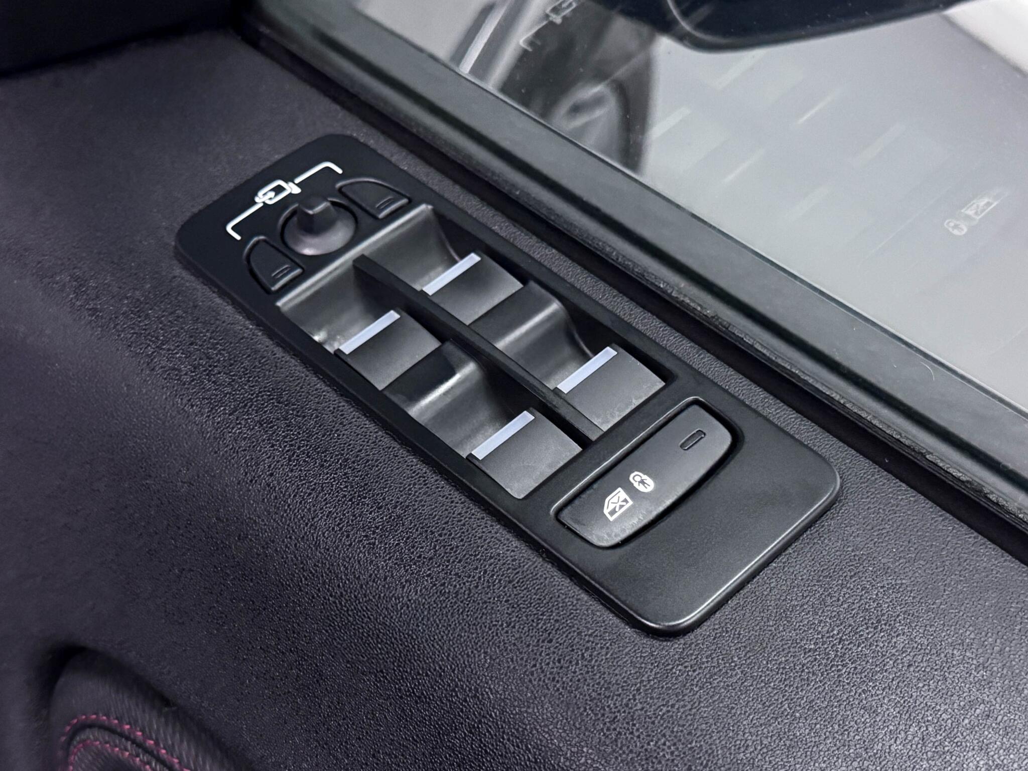 Land Rover Discovery Sport view 26