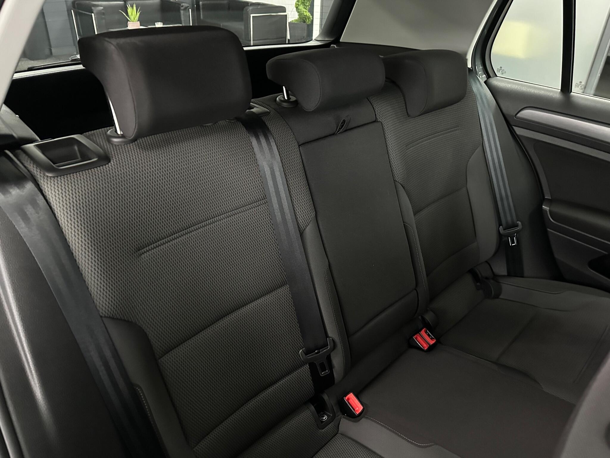 Volkswagen E-Golf view 33