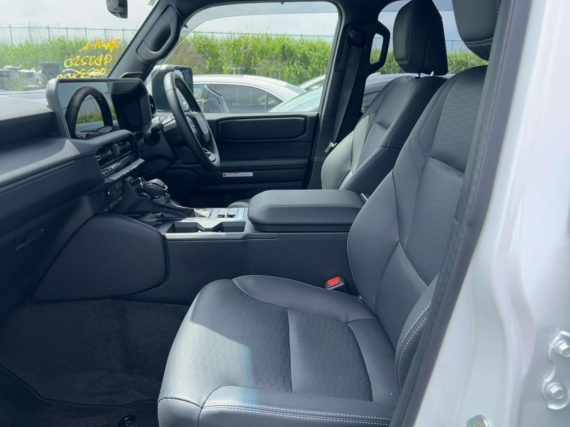 Toyota Land Cruiser view 4