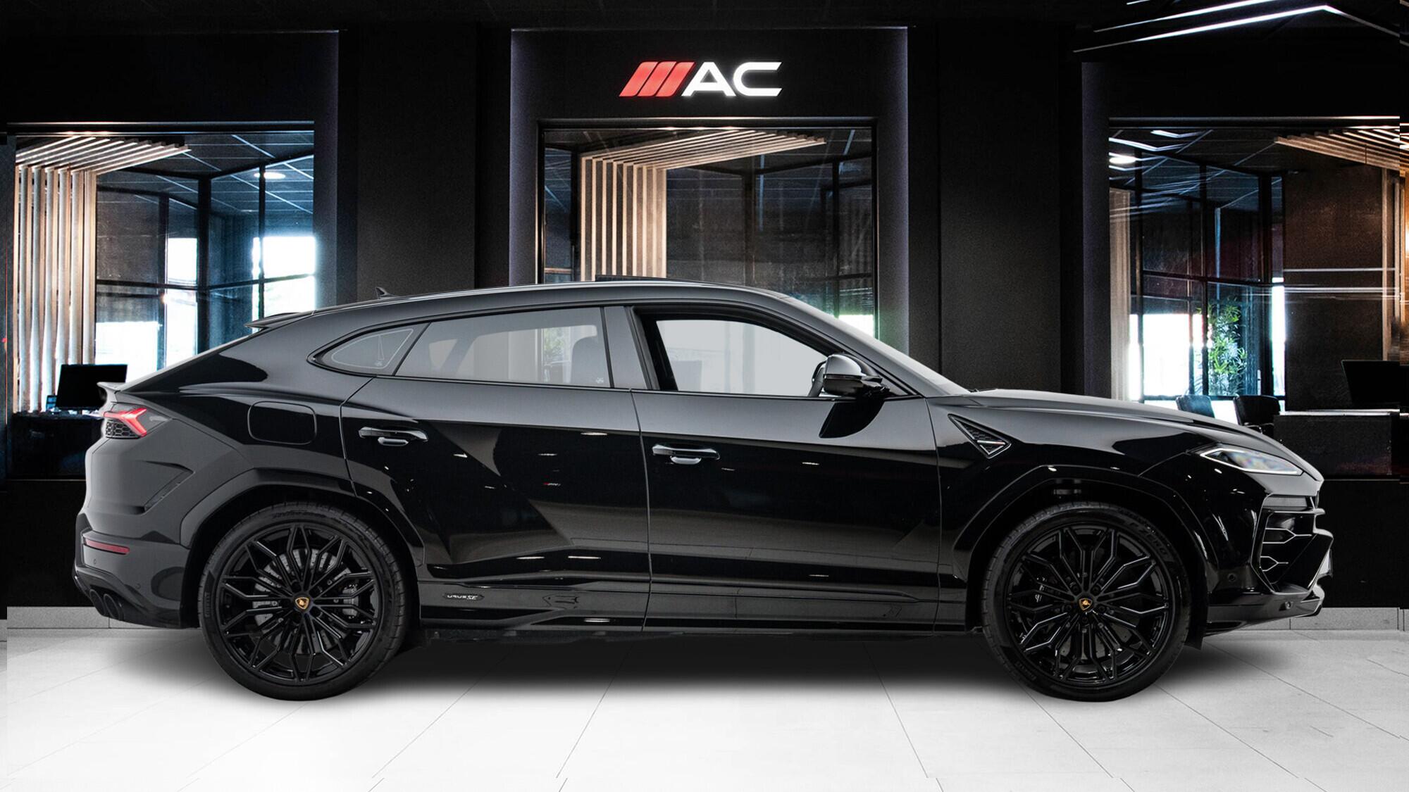 Lamborghini Urus view 3
