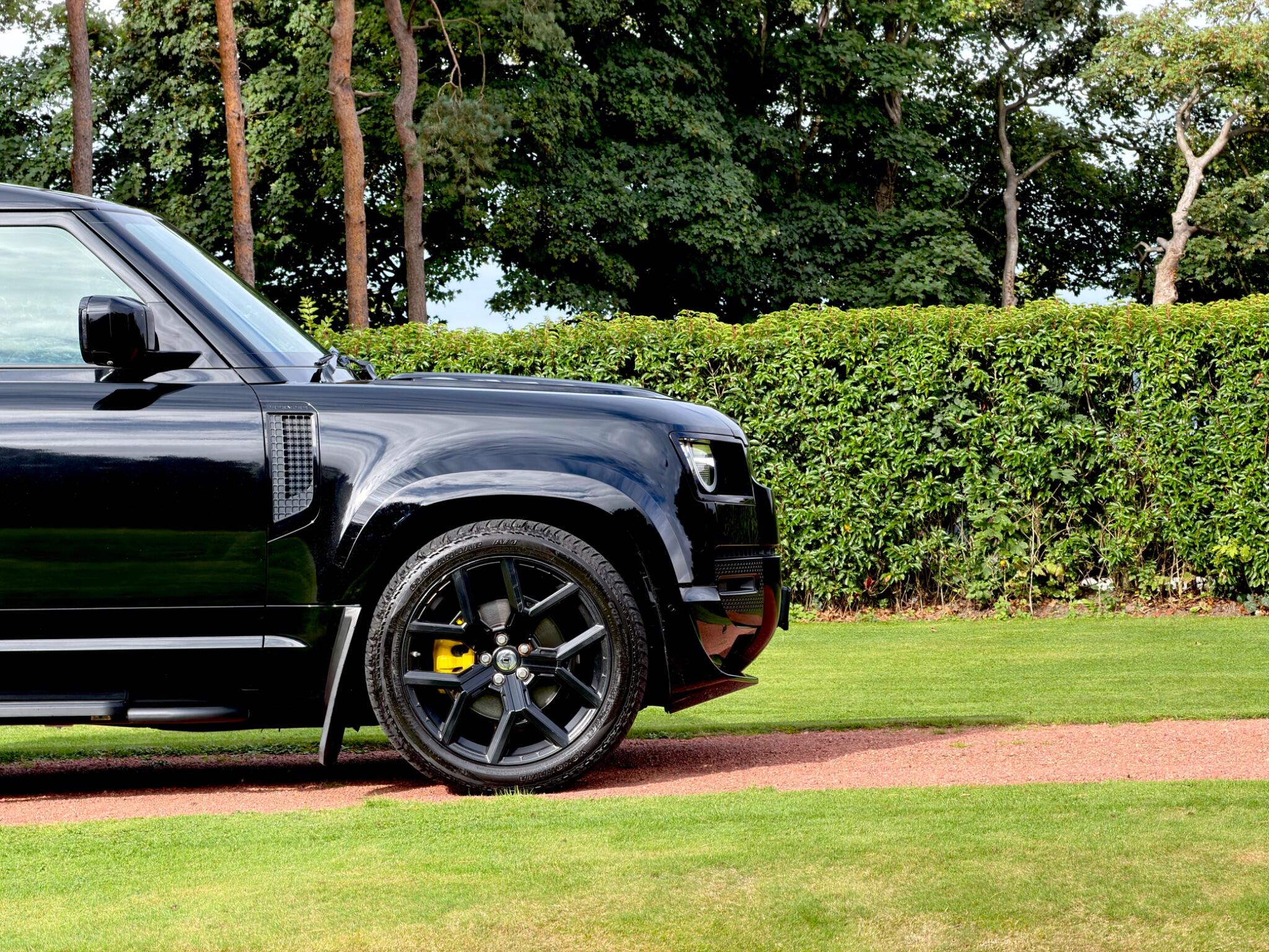 Land Rover Defender 110 view 40