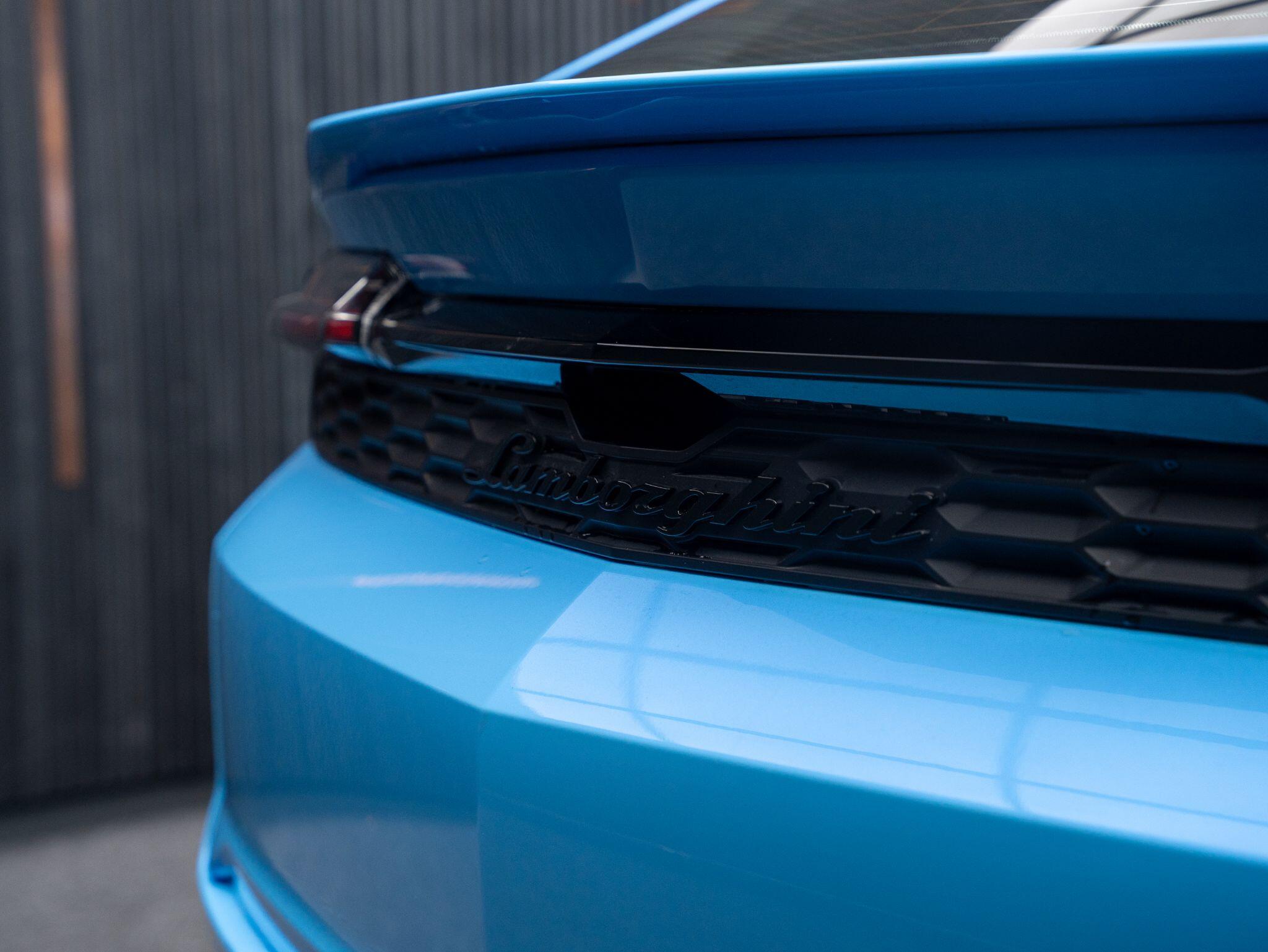Lamborghini Urus view 33