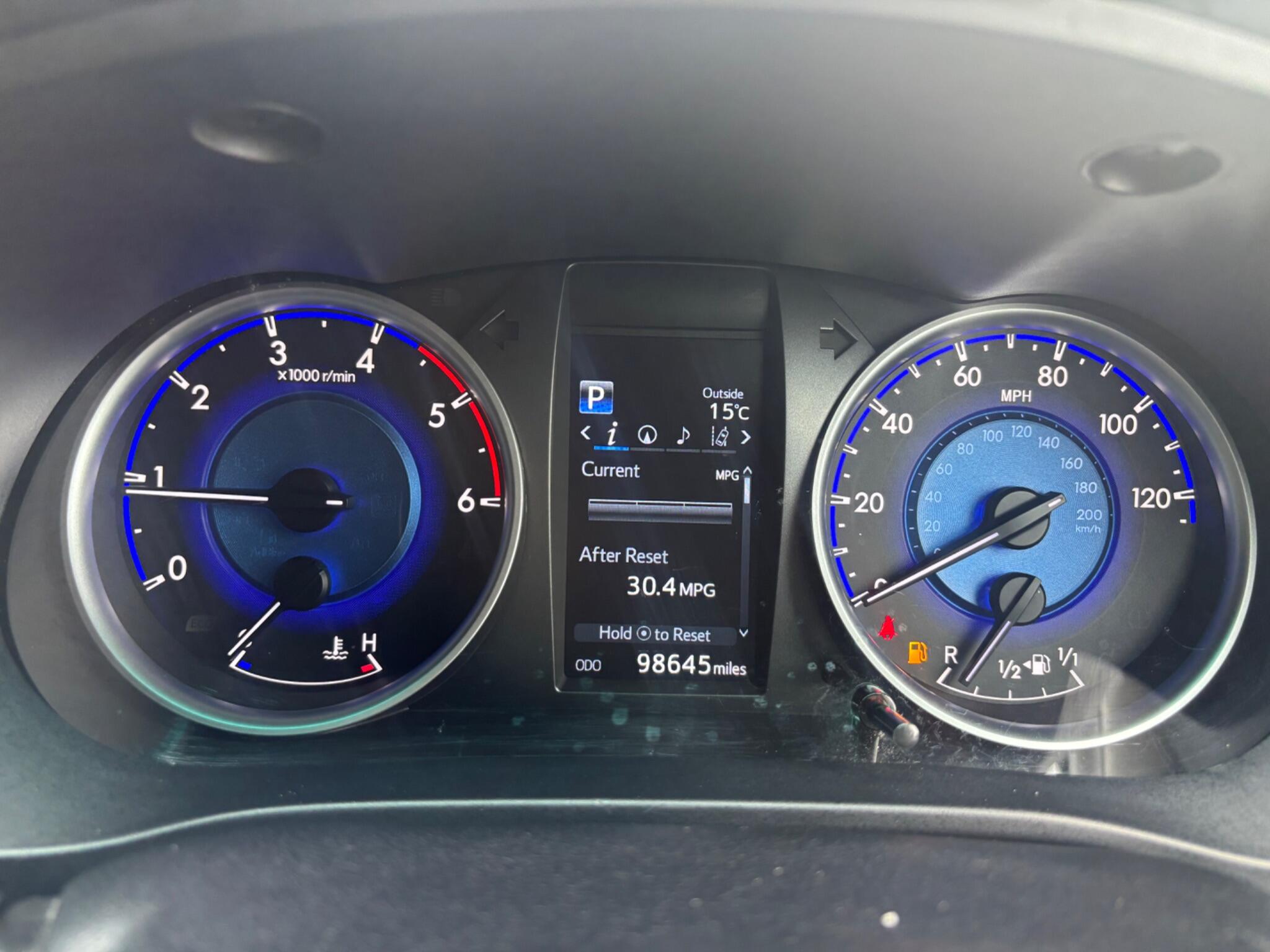 Toyota Hilux view 16