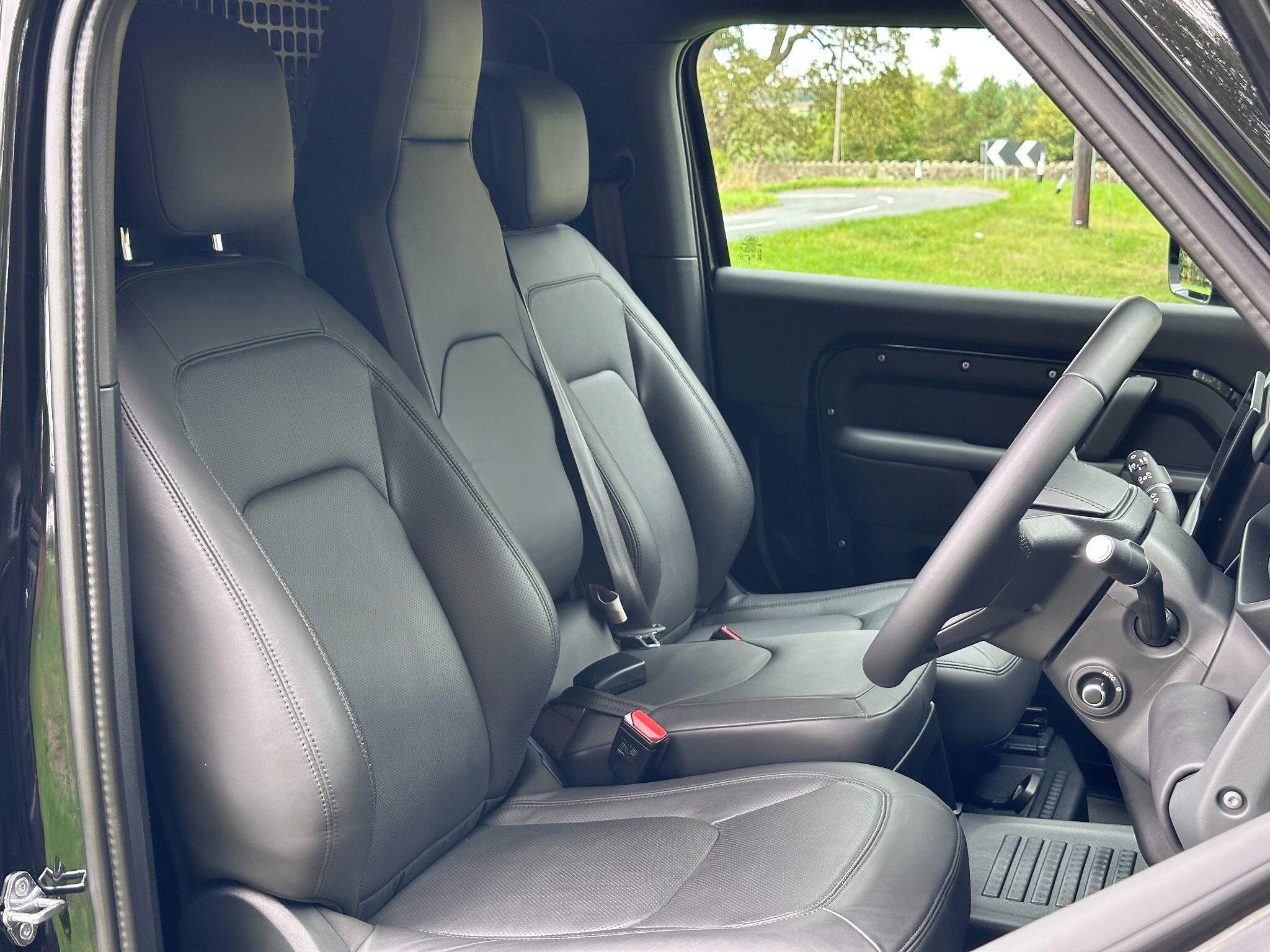 Land Rover Defender 90 view 11