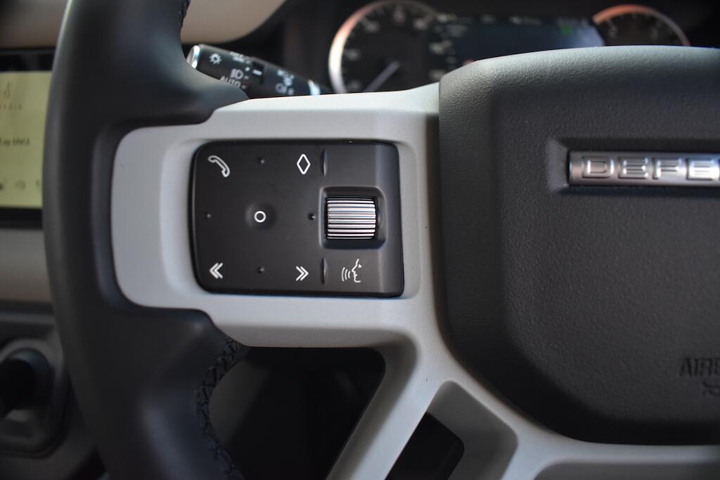 Land Rover Defender view 64