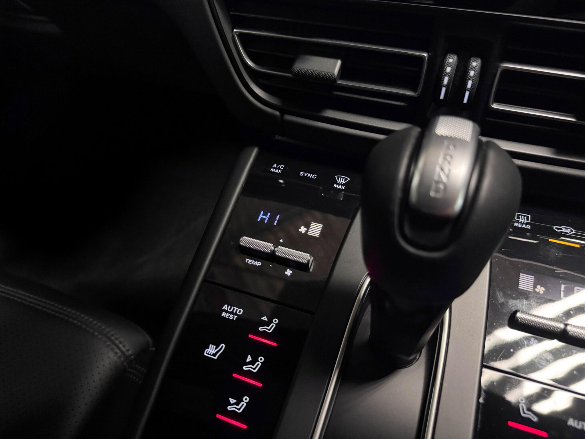 Porsche Macan view 31