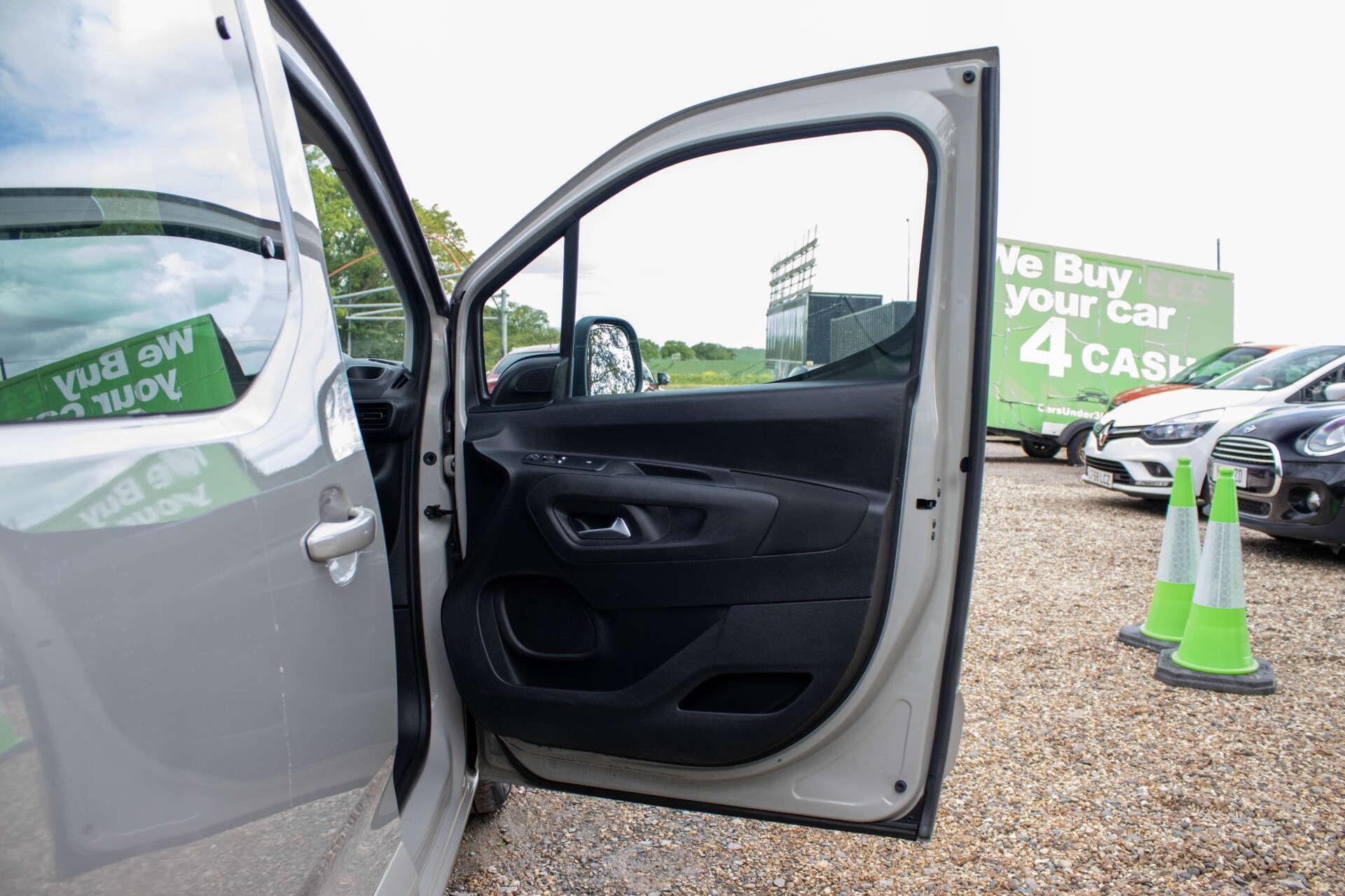 Vauxhall Combo Life view 35