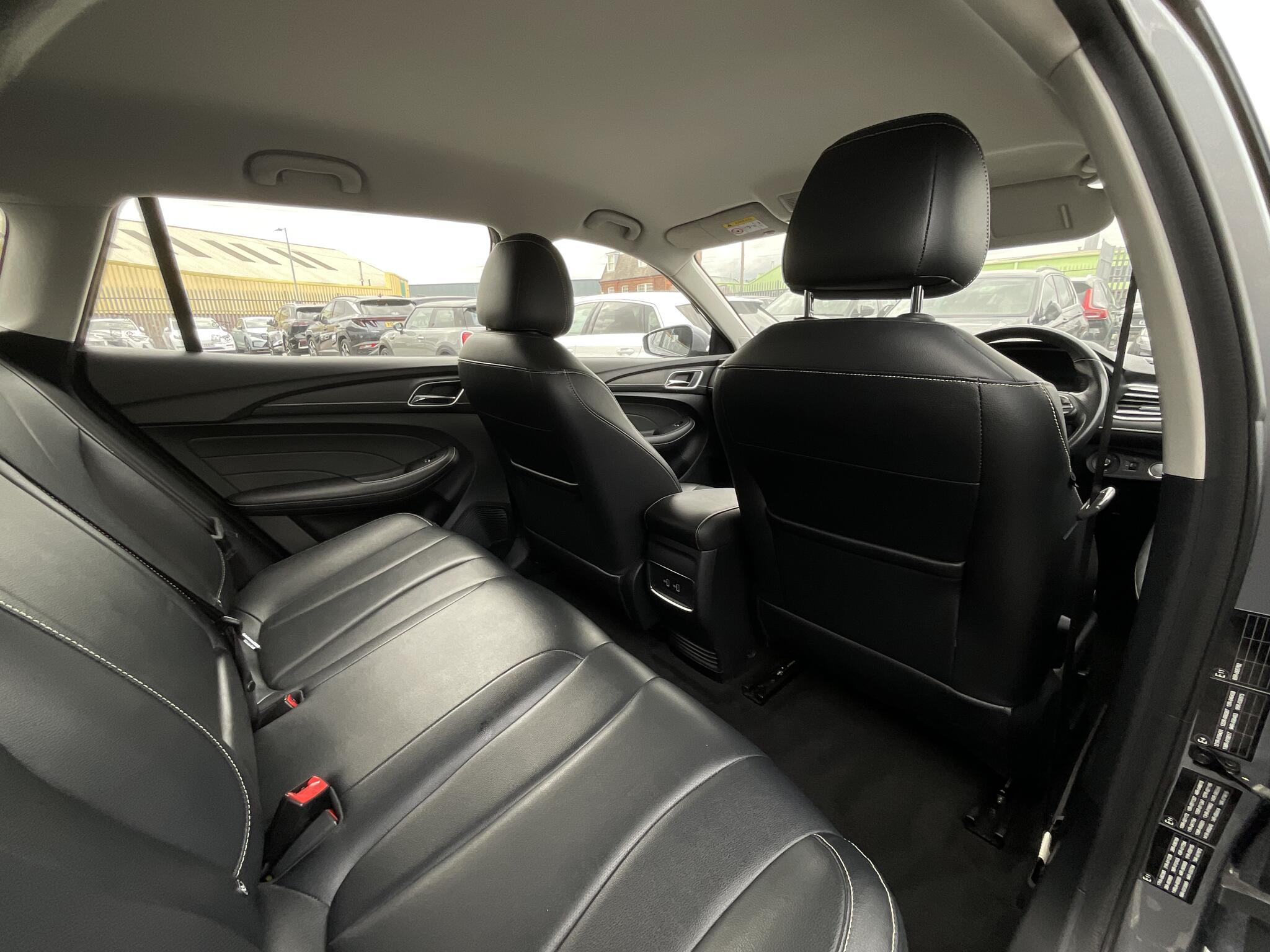 MG MG5 view 11