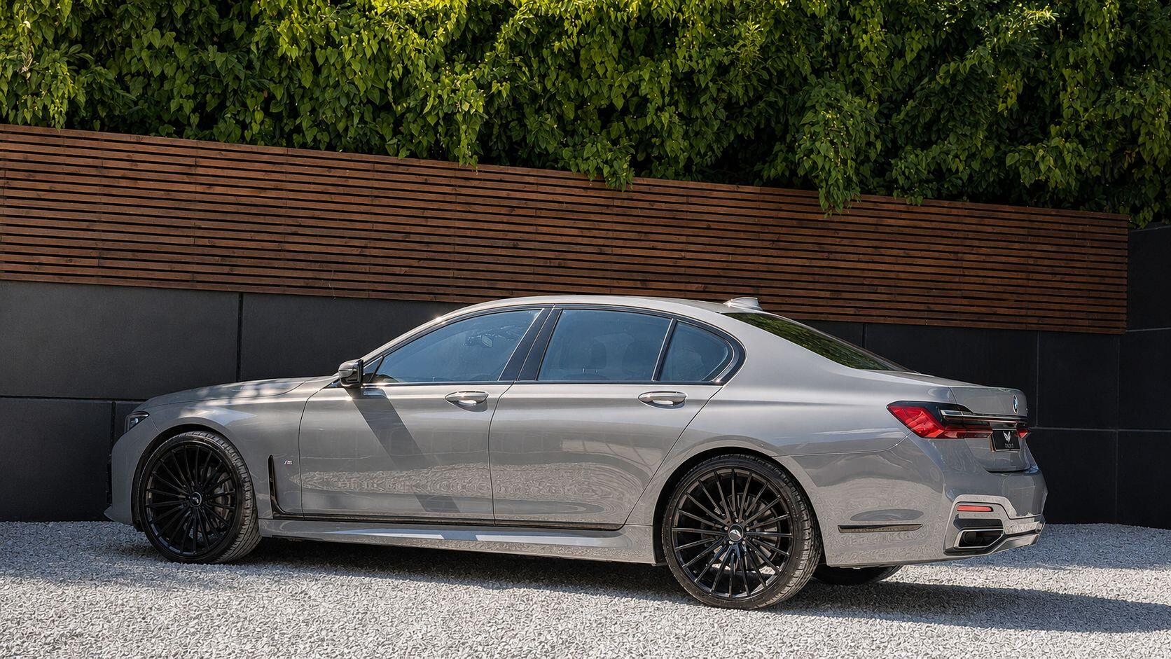 BMW 7 Series view 9