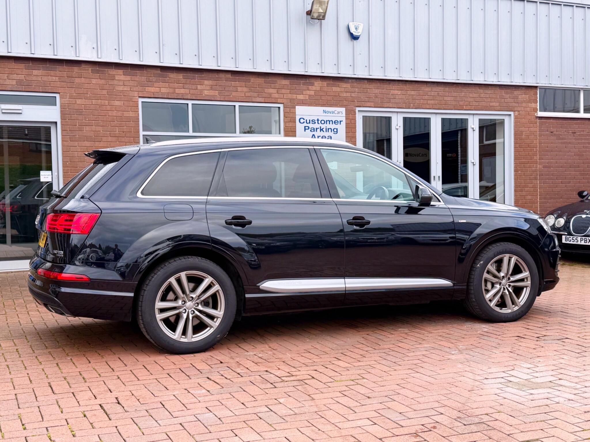 Audi Q7 view 18