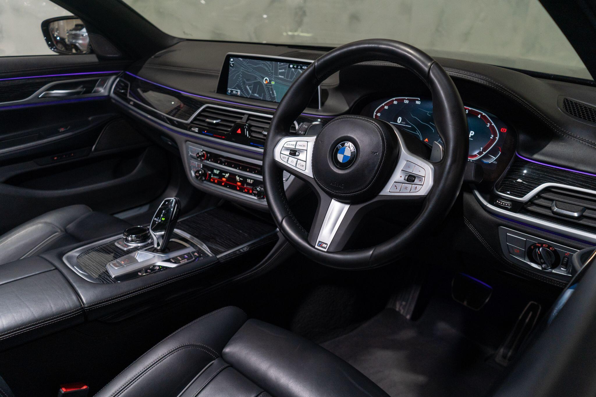 BMW 7 Series view 10