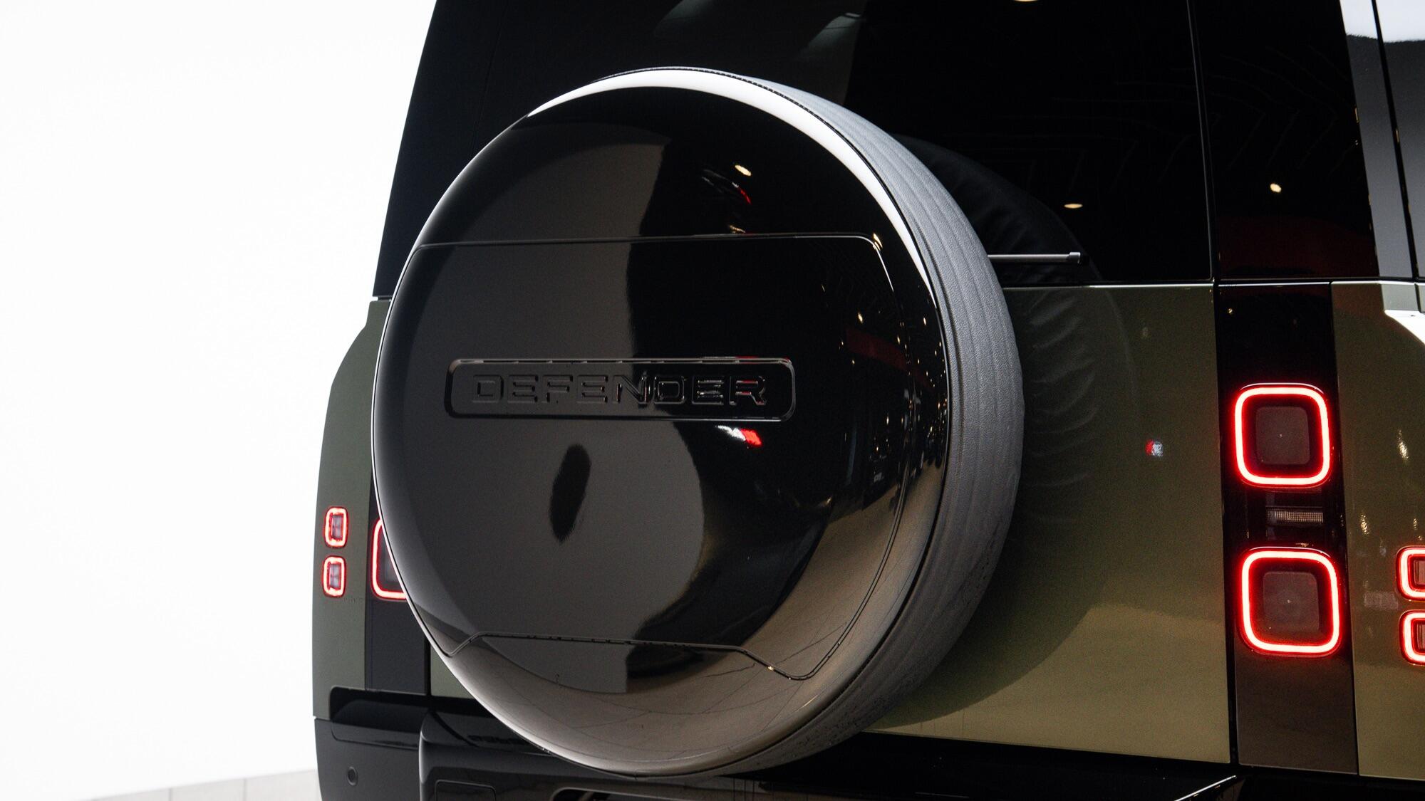 Land Rover Defender 110 view 37
