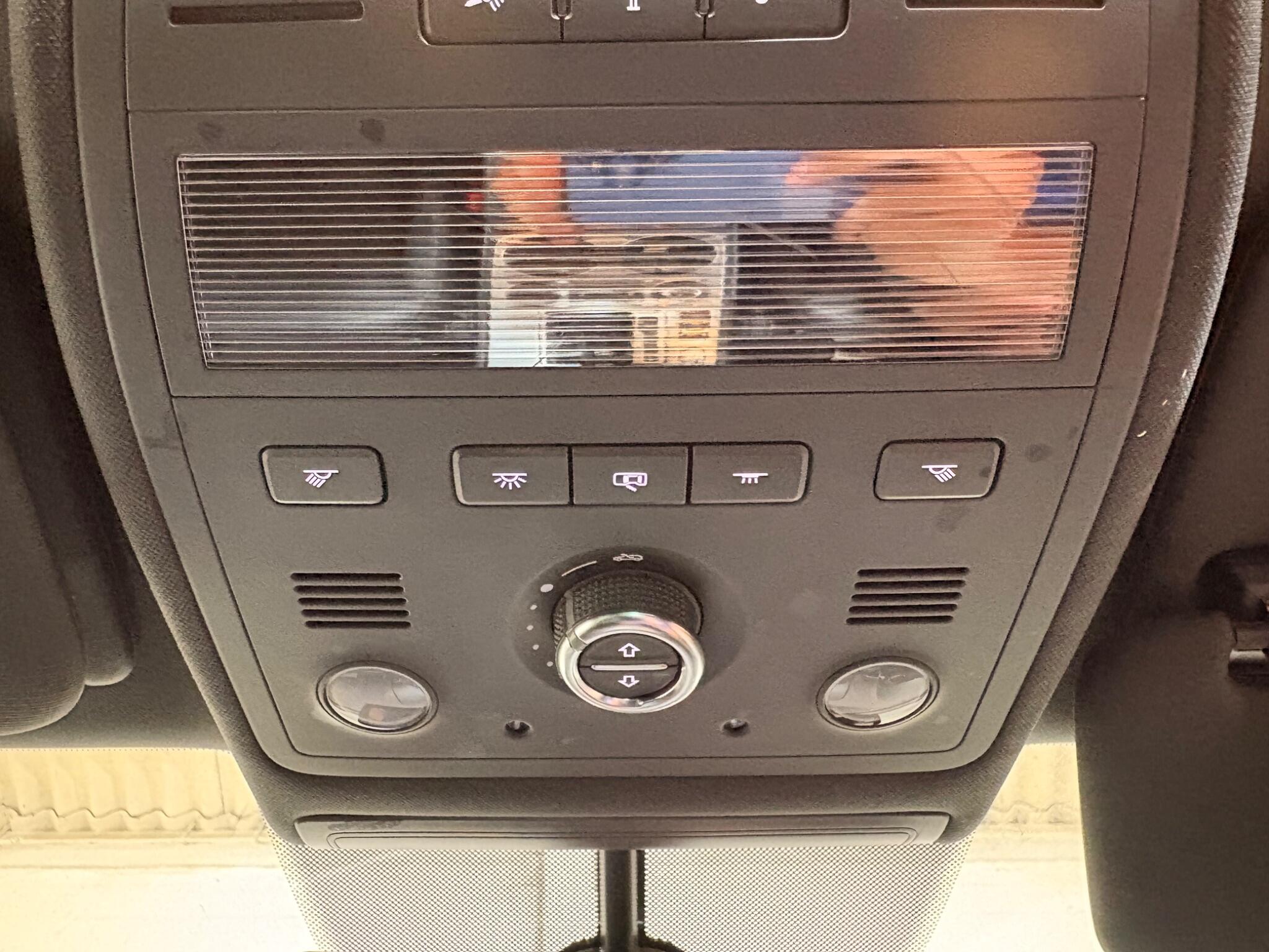 Volkswagen Touareg view 14