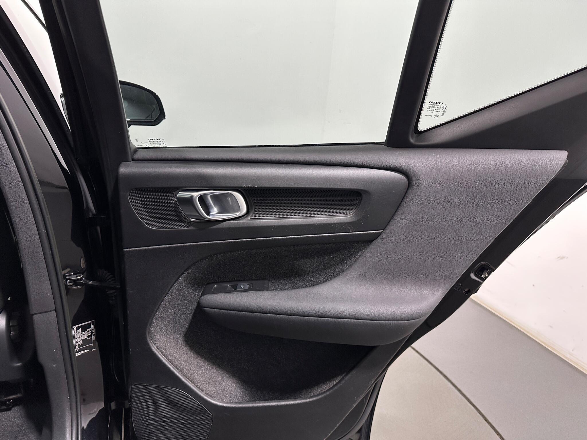 Volvo XC40 view 40