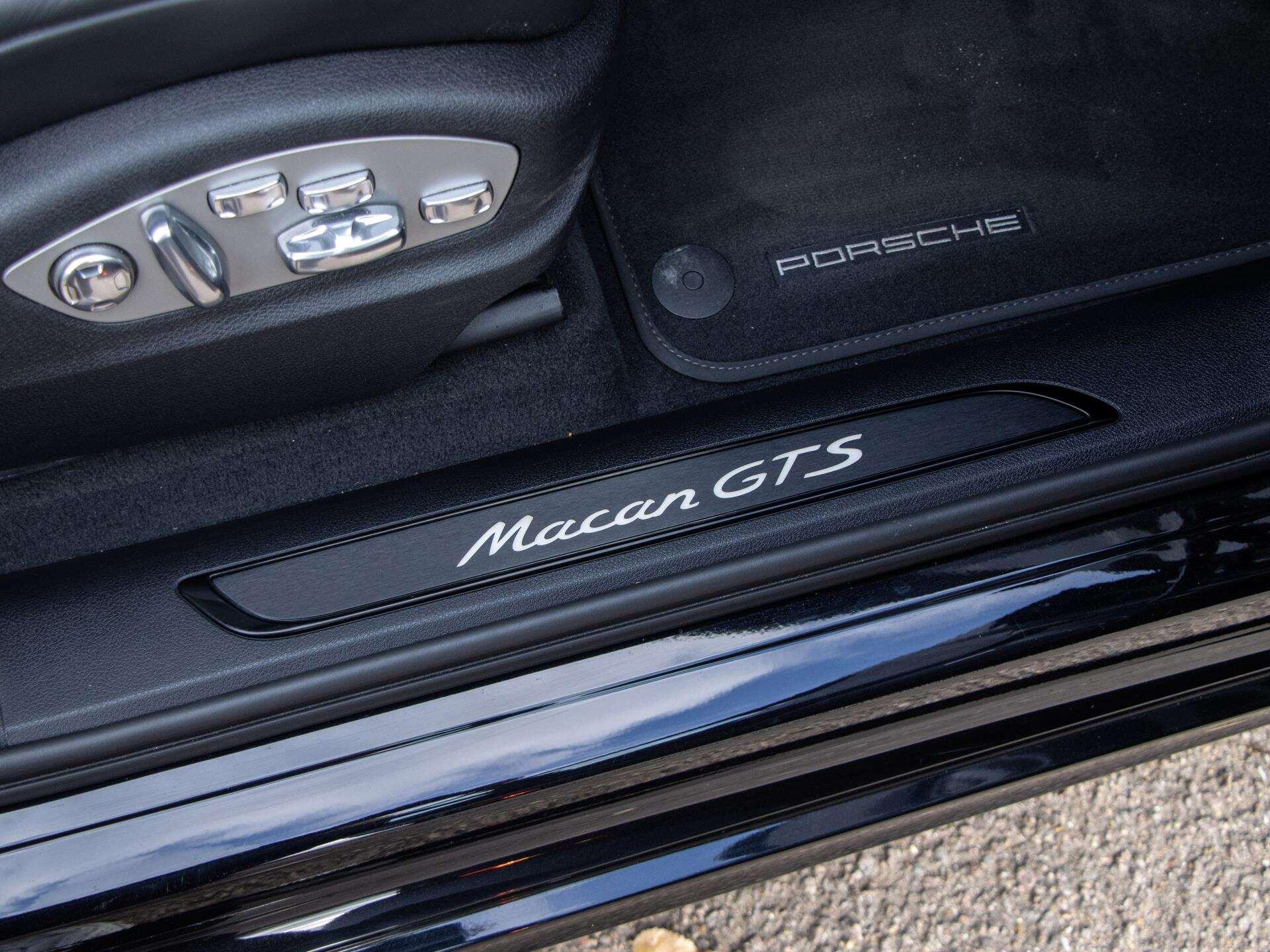 Porsche Macan view 12