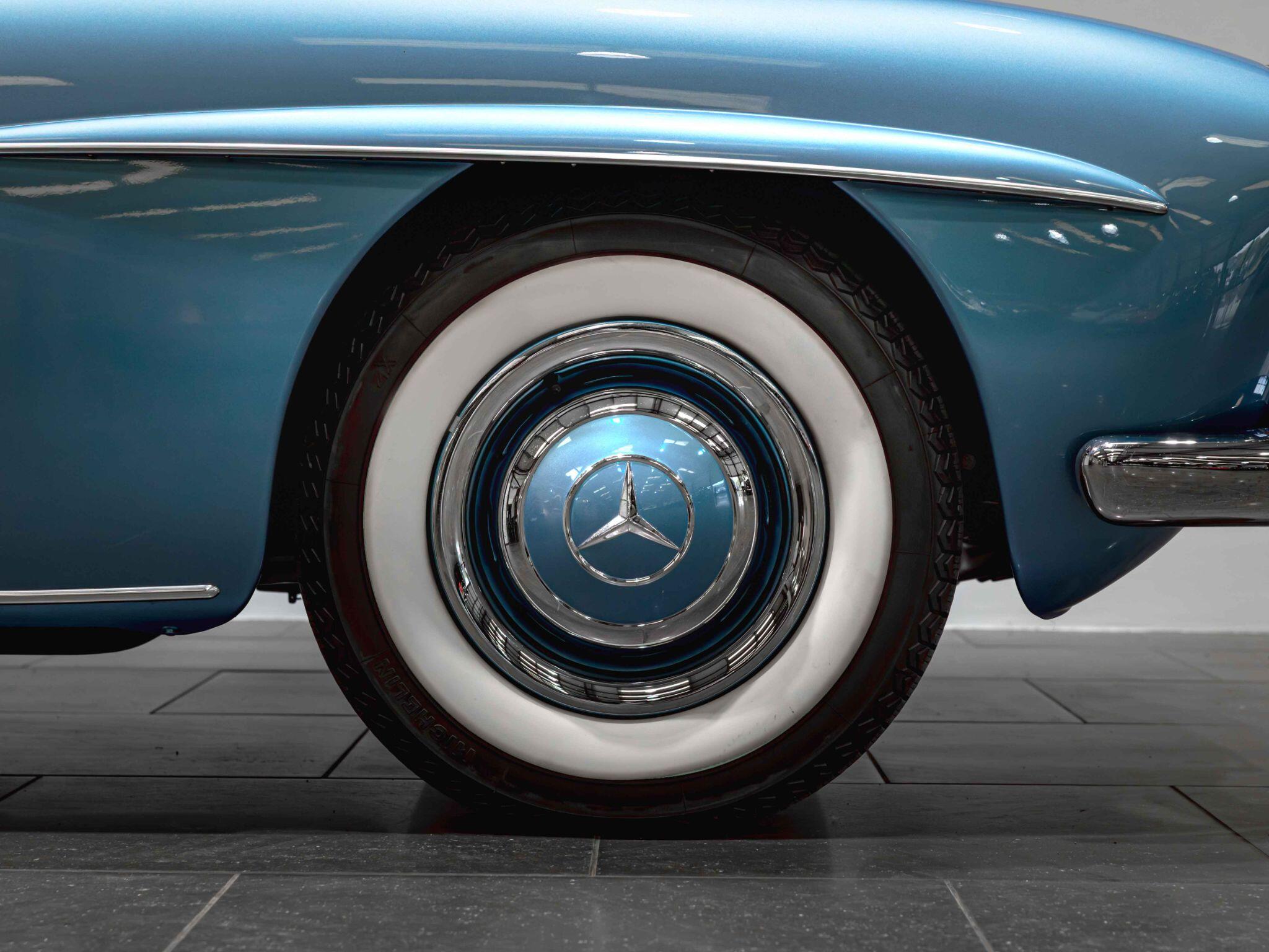 Mercedes-Benz 190 SL view 8