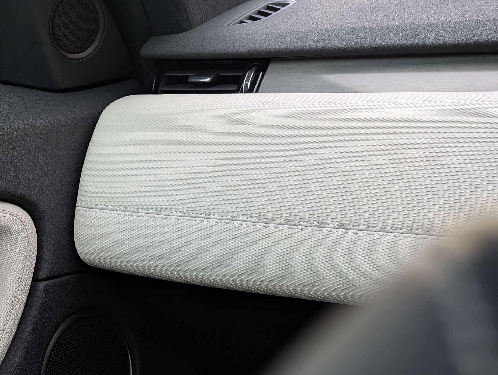 Land Rover Discovery Sport view 43