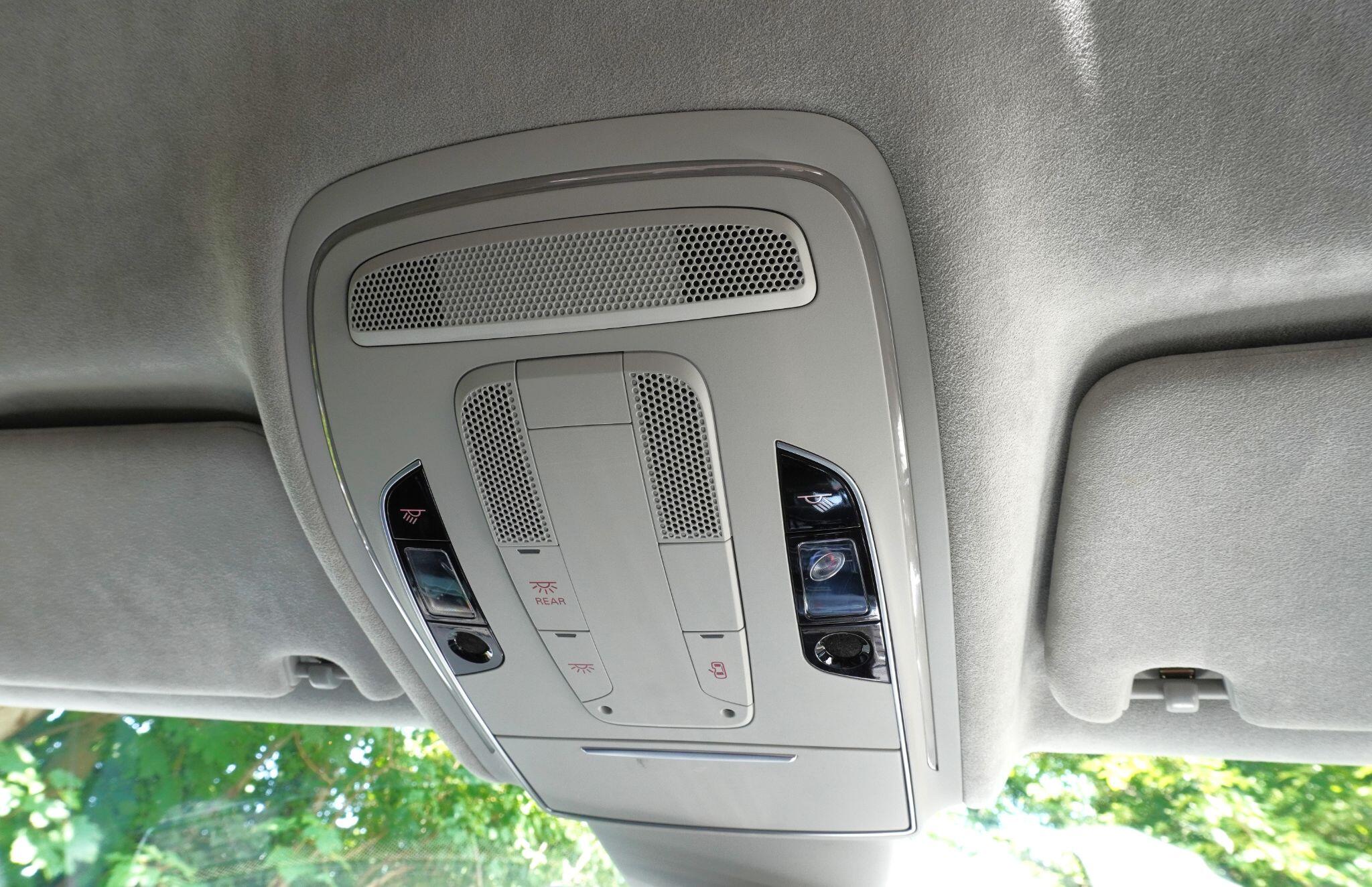 Audi S8 view 28