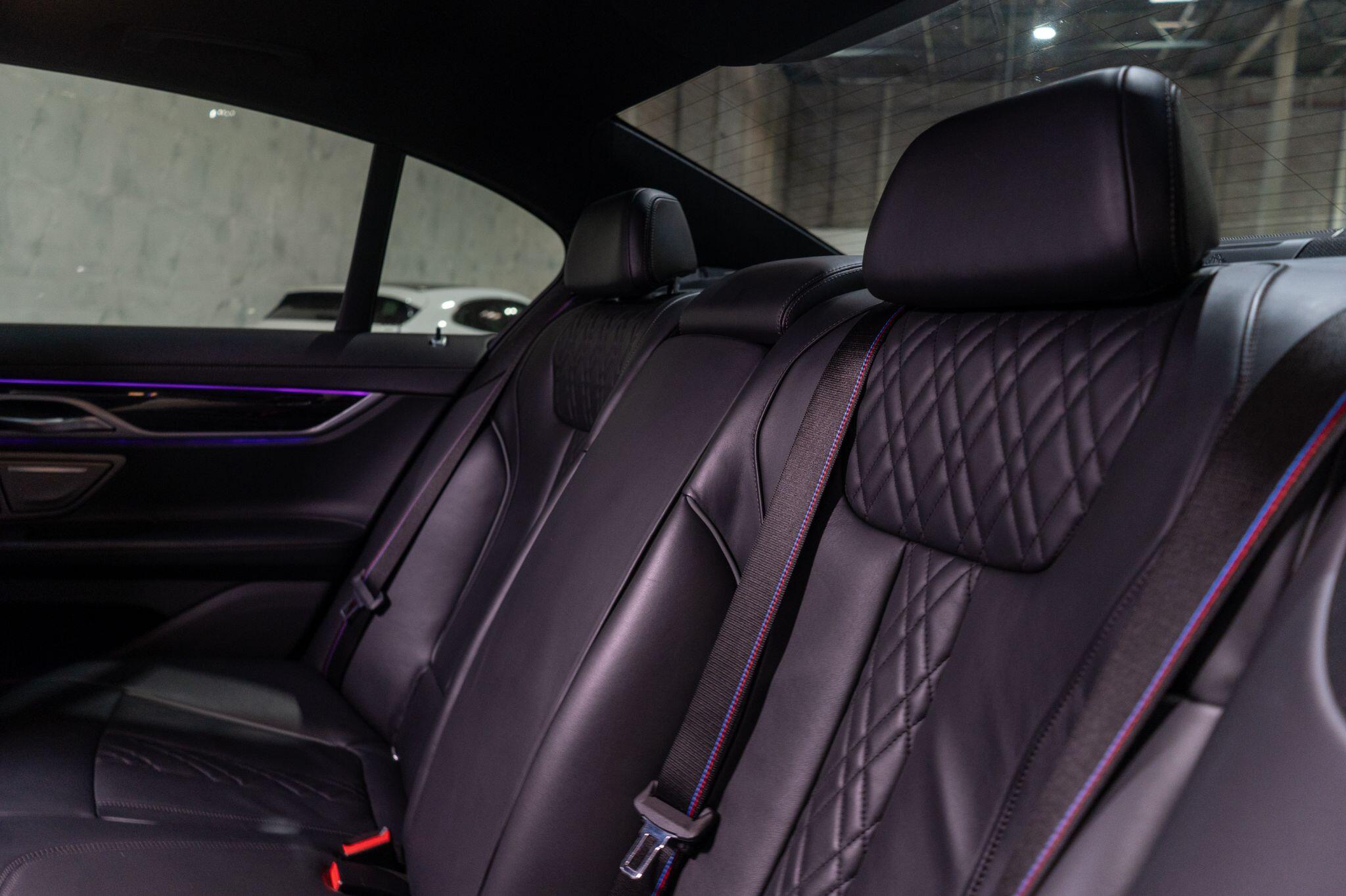 BMW 7 Series view 17