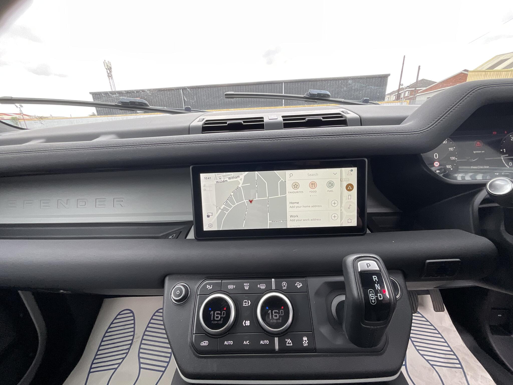 Land Rover Defender 110 view 26