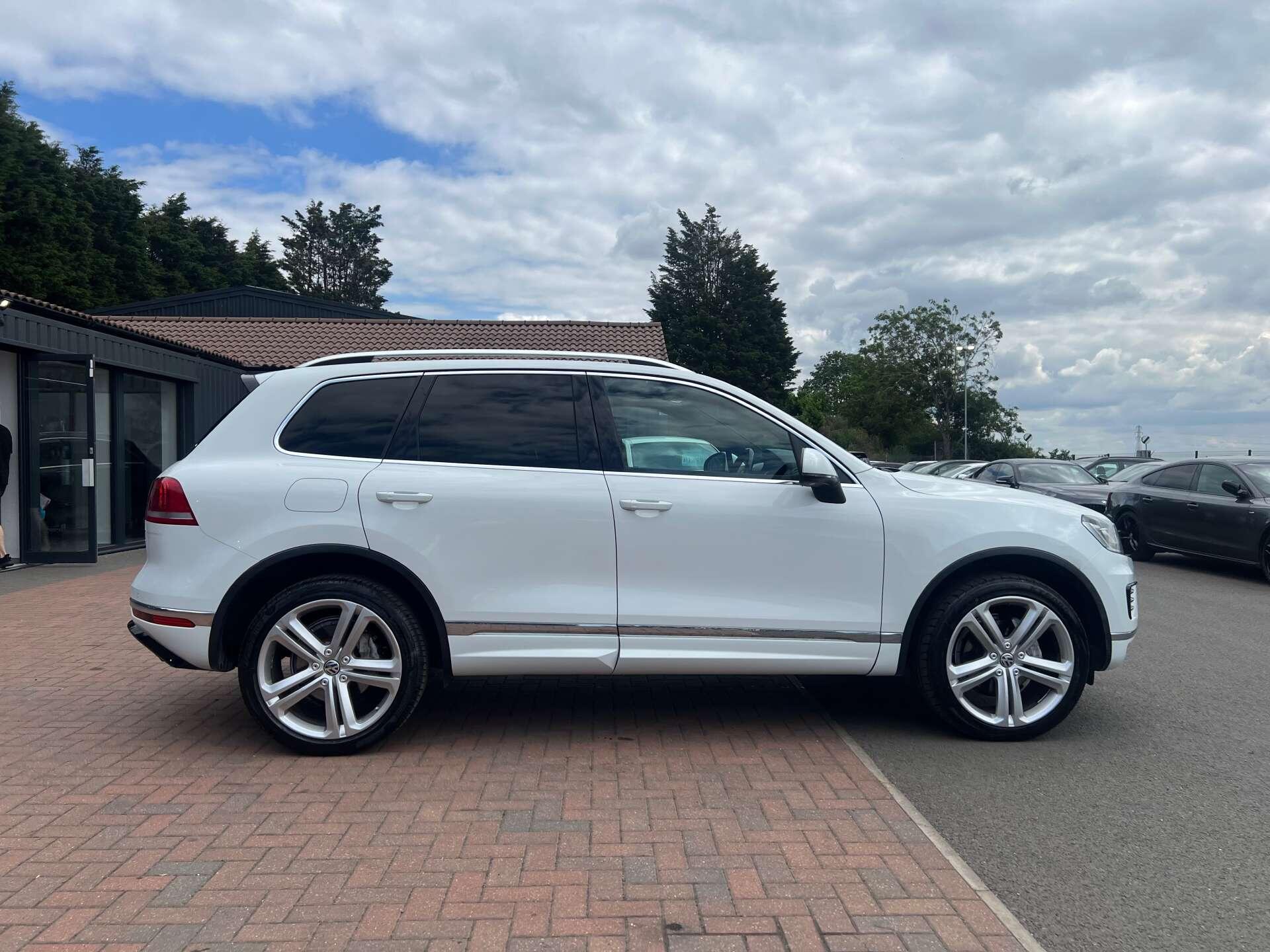 Volkswagen Touareg view 6