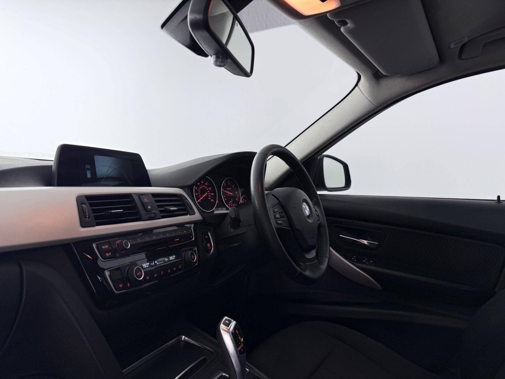 BMW 3 Series view 4