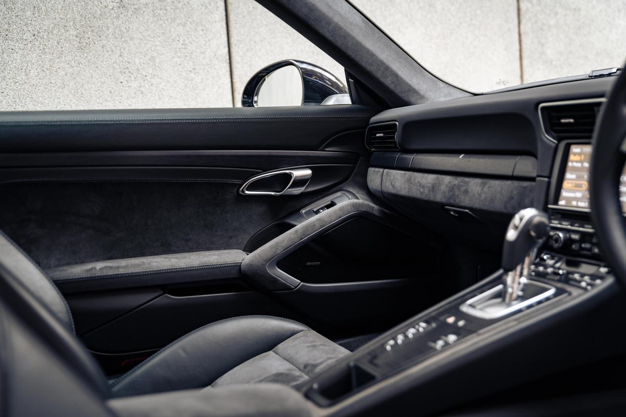 Porsche 911 view 17