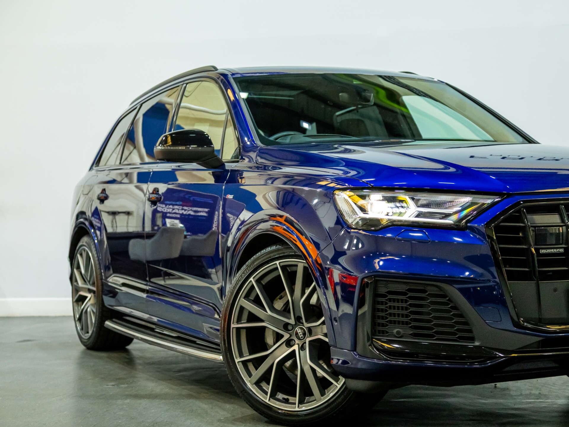 Audi Q7 view 8