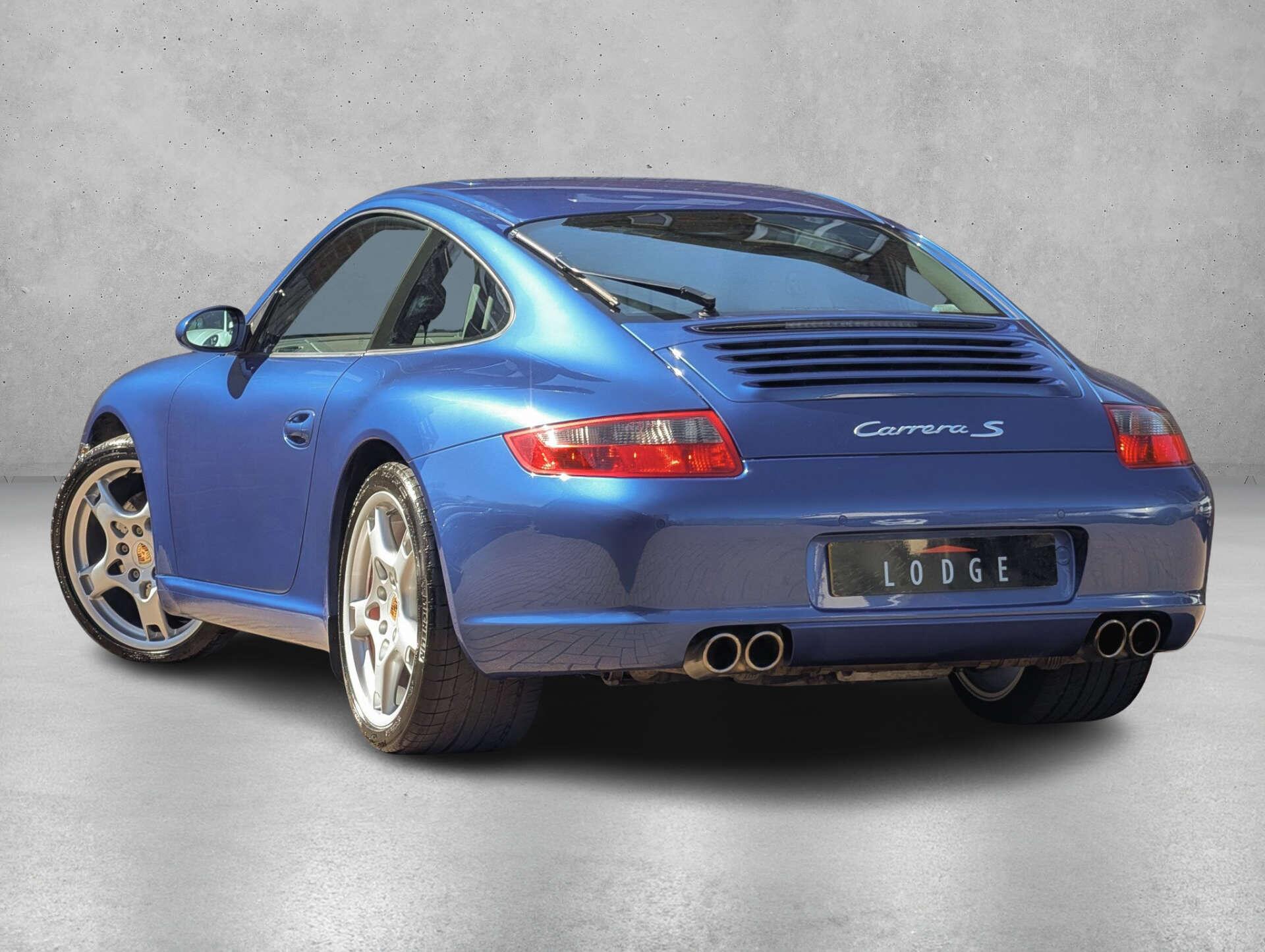 Porsche 911 view 5