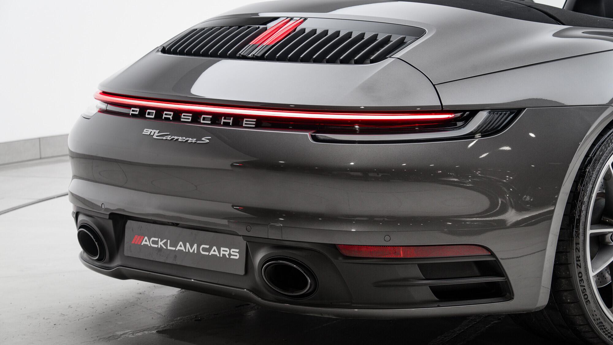 Porsche 911 view 16