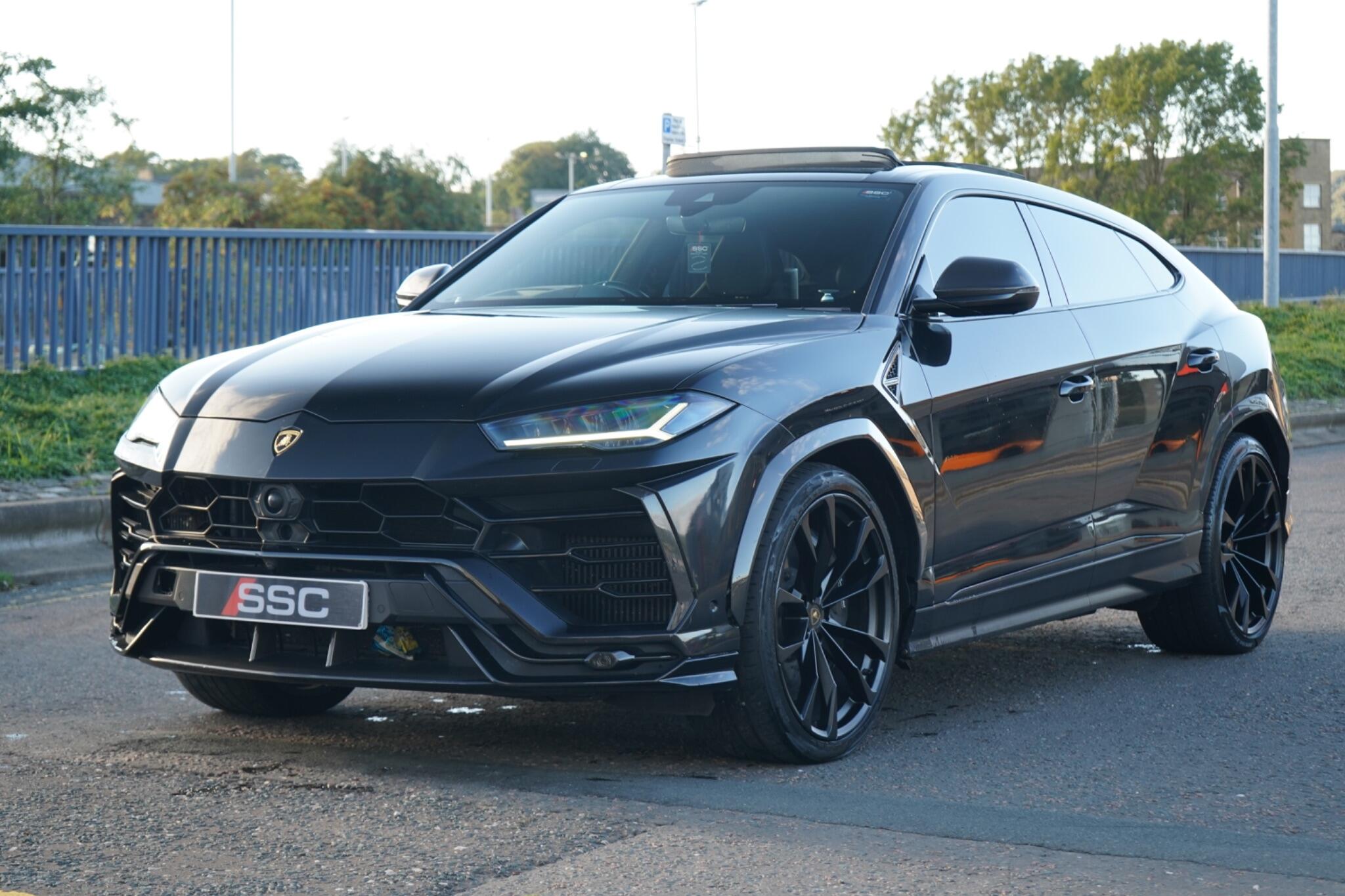 Lamborghini Urus view 7