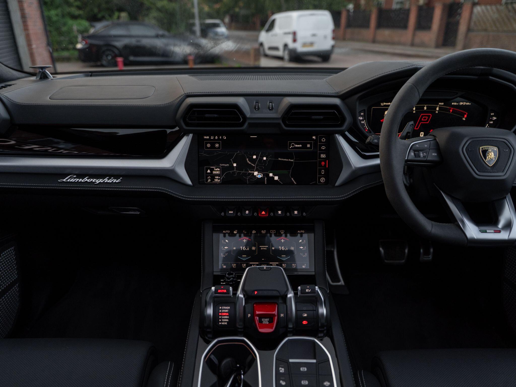 Lamborghini Urus view 39