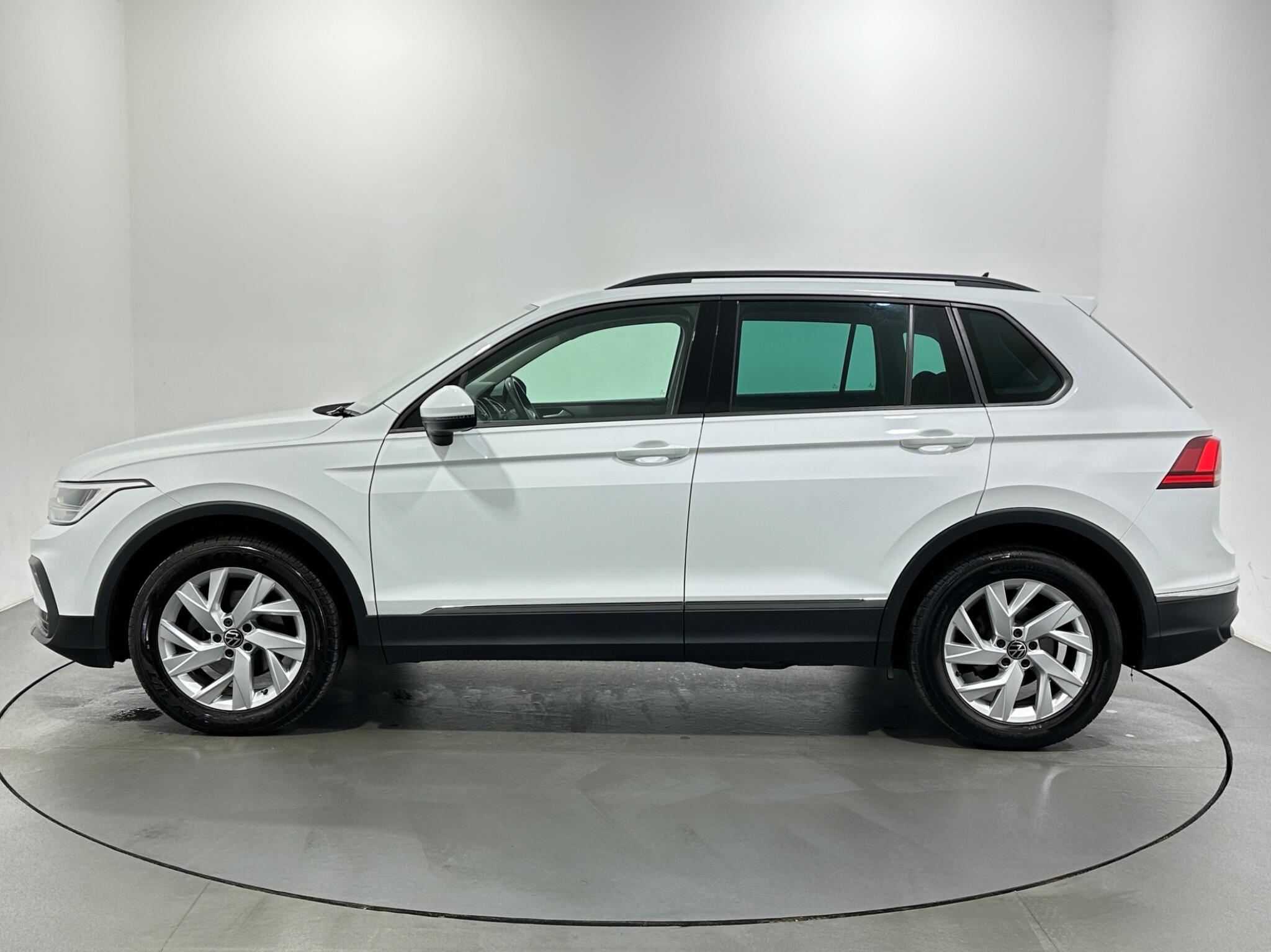 Volkswagen Tiguan view 5