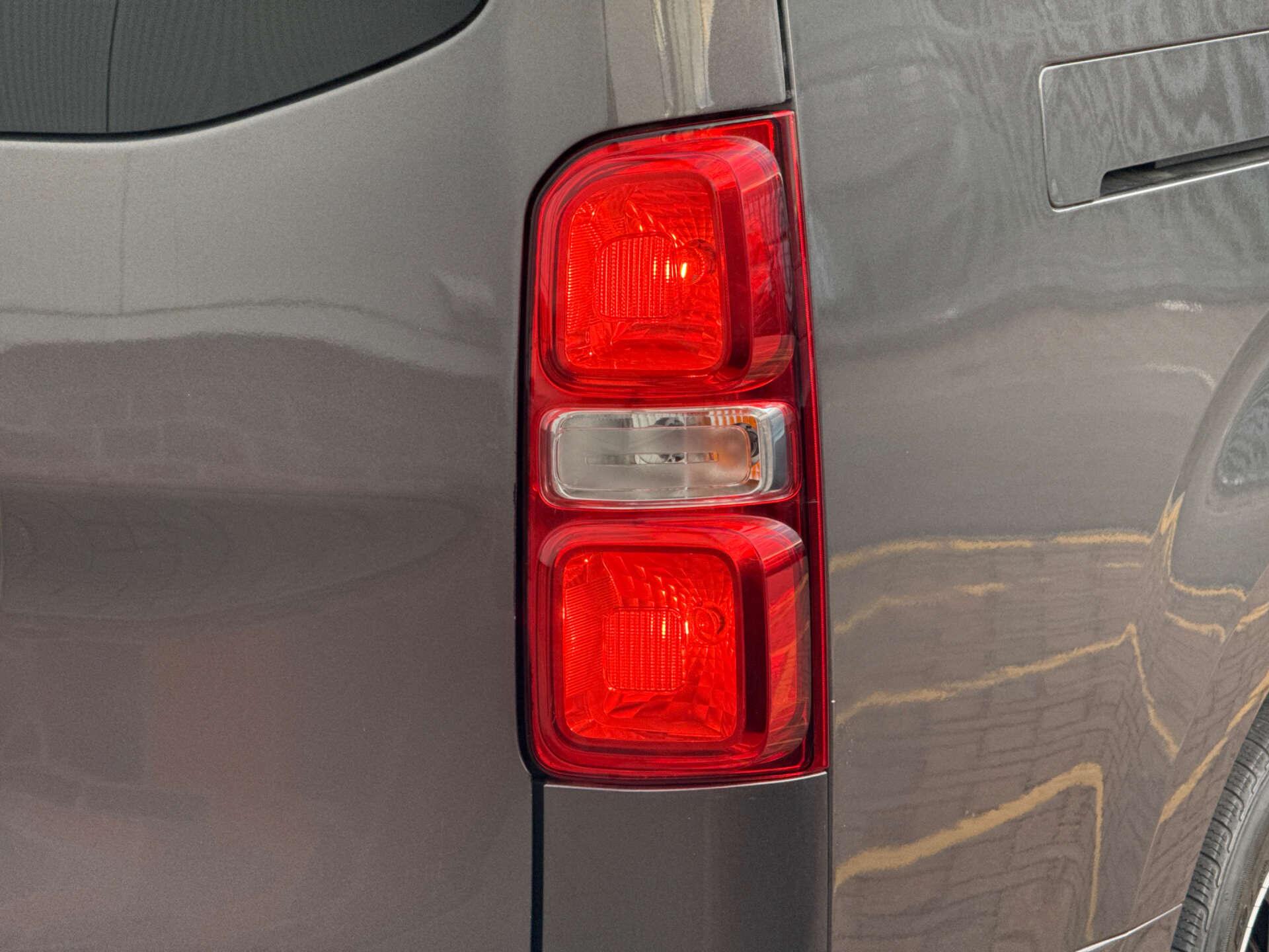 Peugeot Traveller view 10