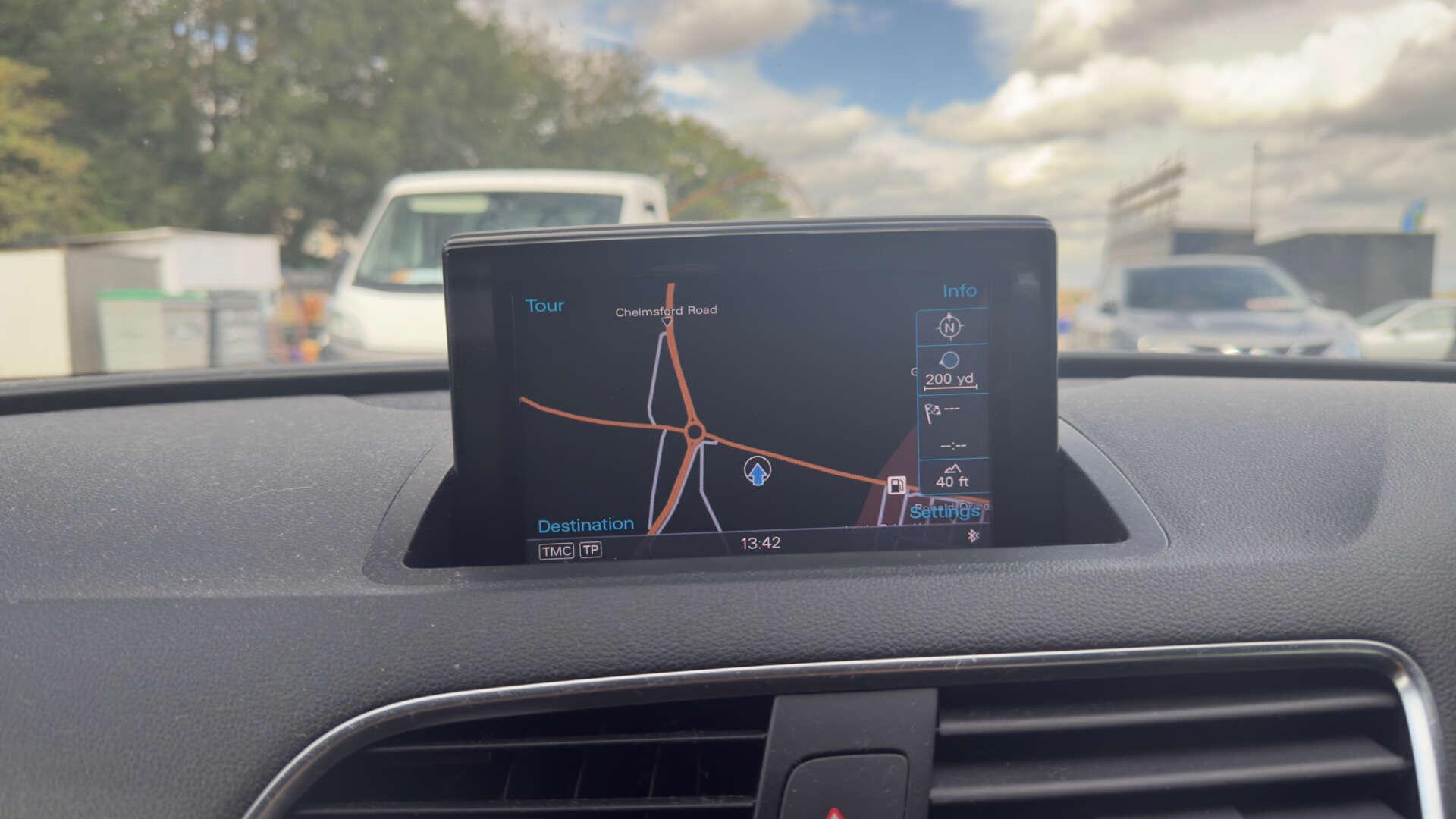 Audi Q3 view 23