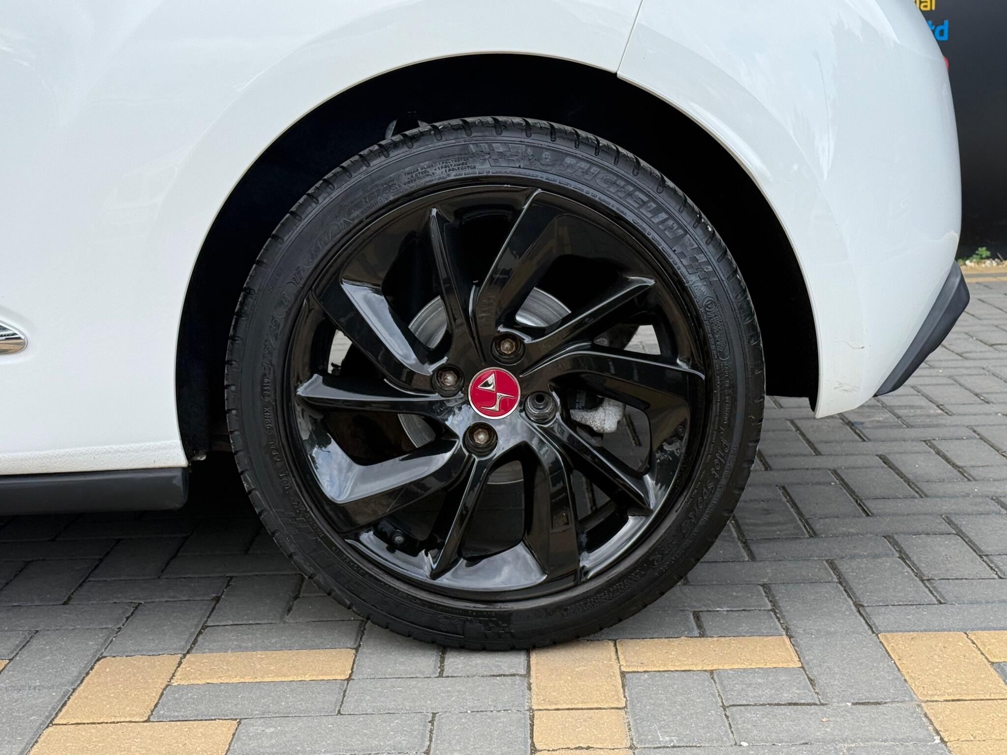 DS Automobiles DS 3 view 15
