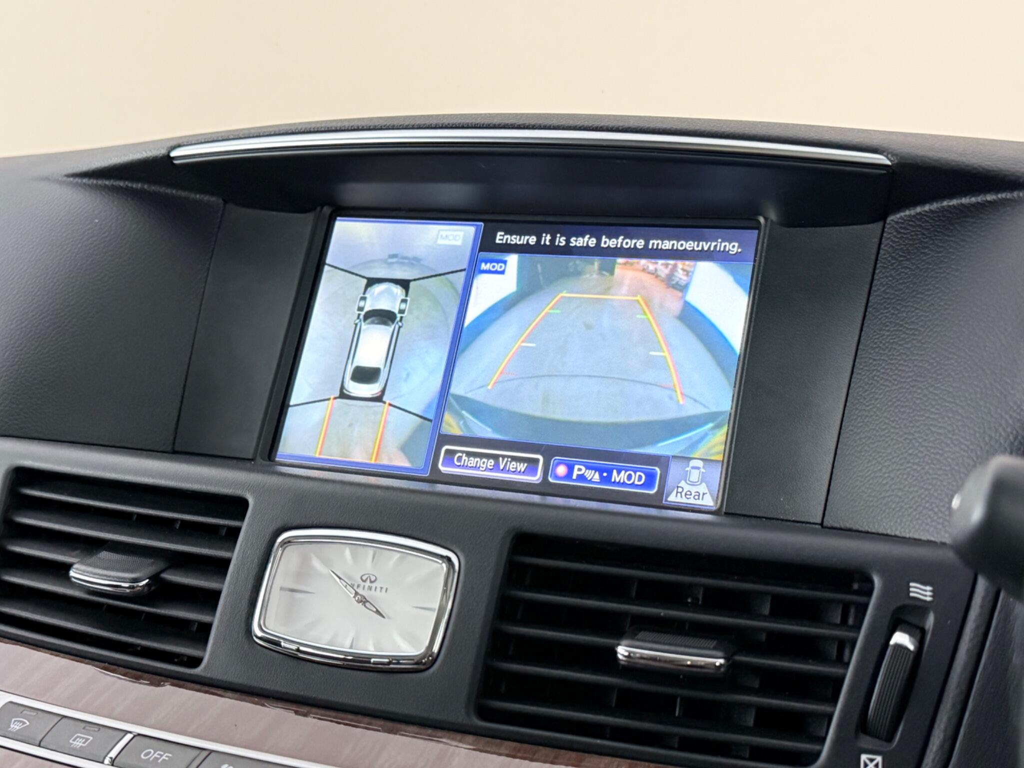 Infiniti Q70 view 25