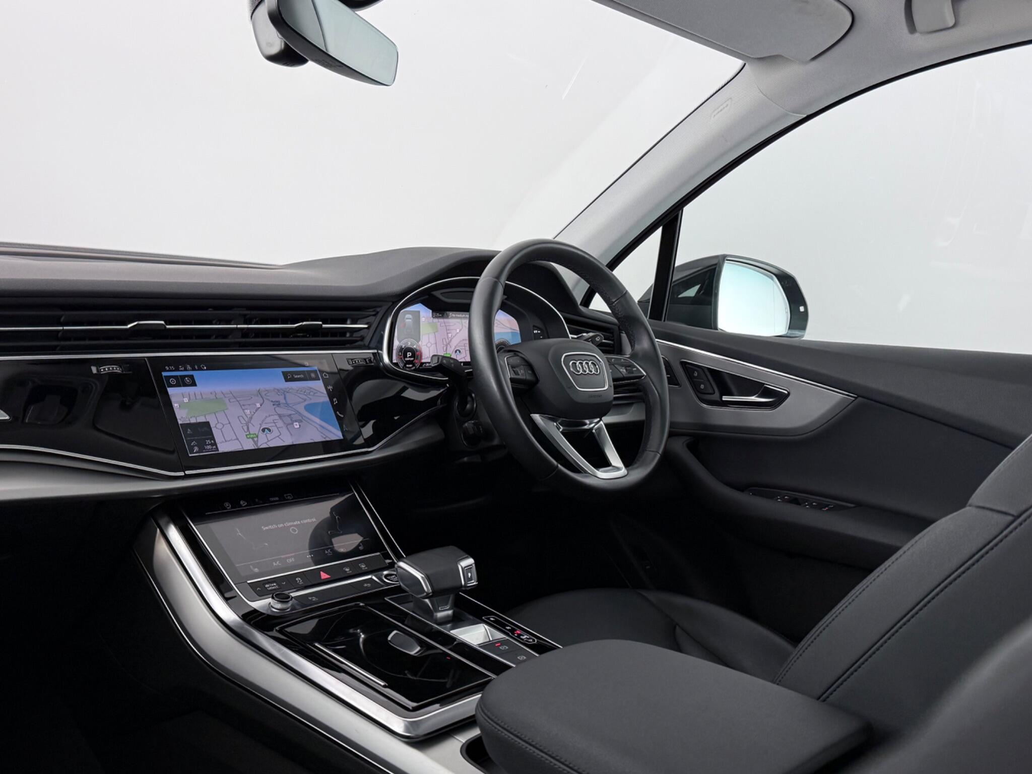 Audi Q7 view 13