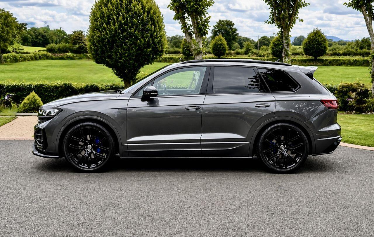 Volkswagen Touareg view 3