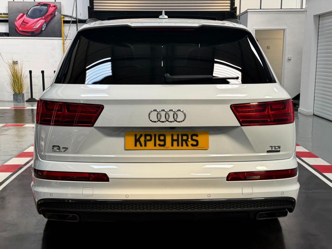 Audi Q7 view 9