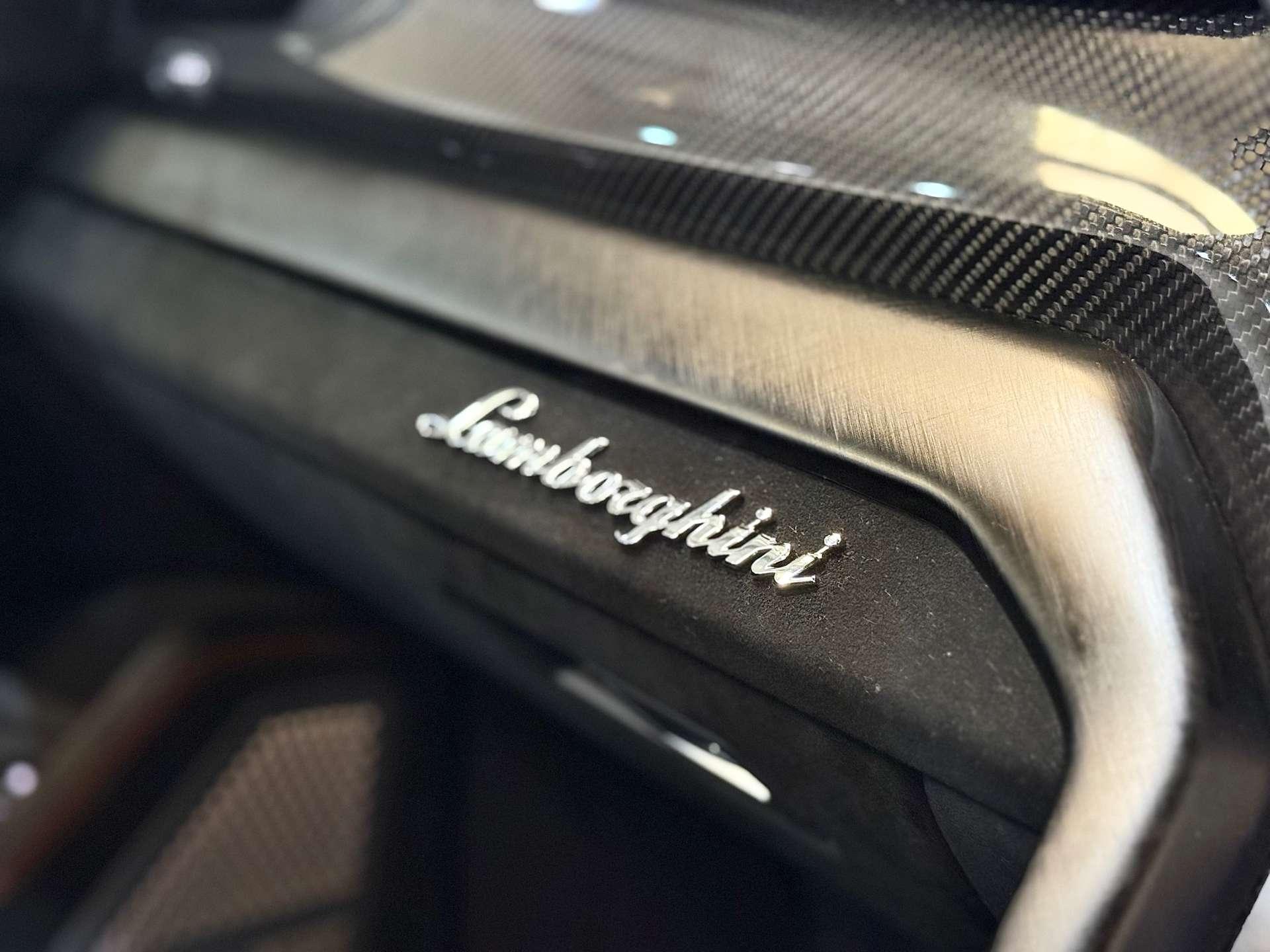 Lamborghini Urus view 87