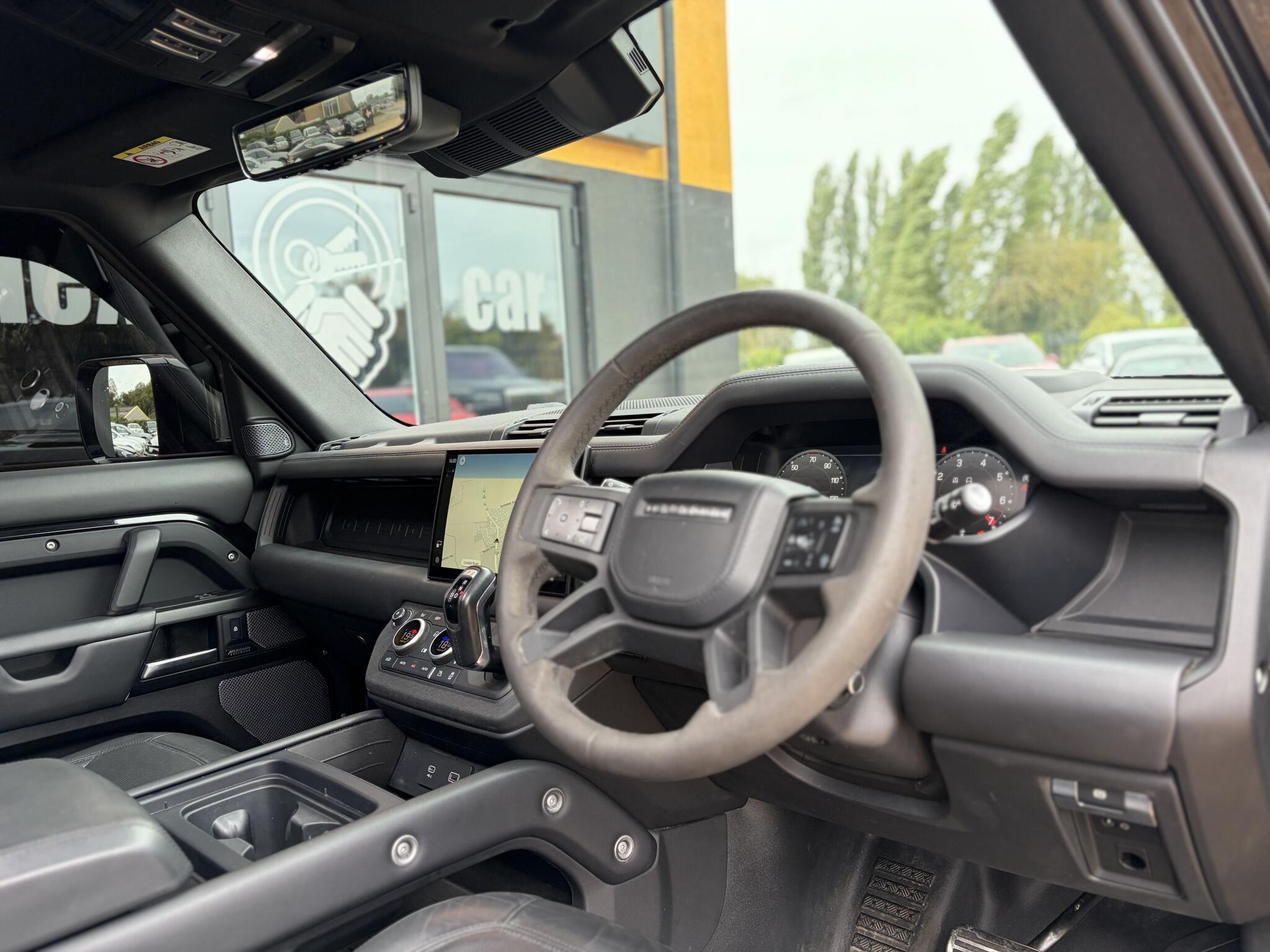 Land Rover Defender 110 view 17