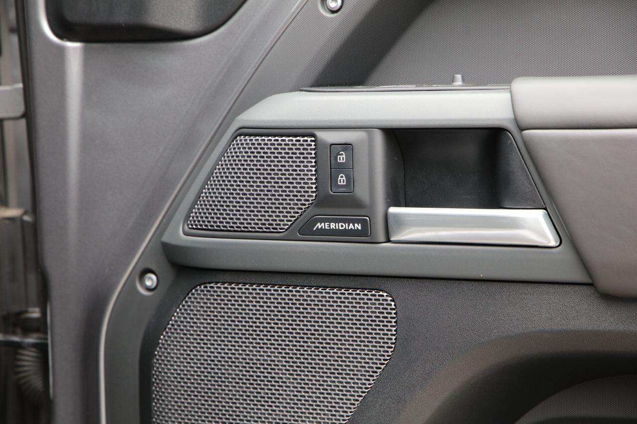 Land Rover Defender view 27